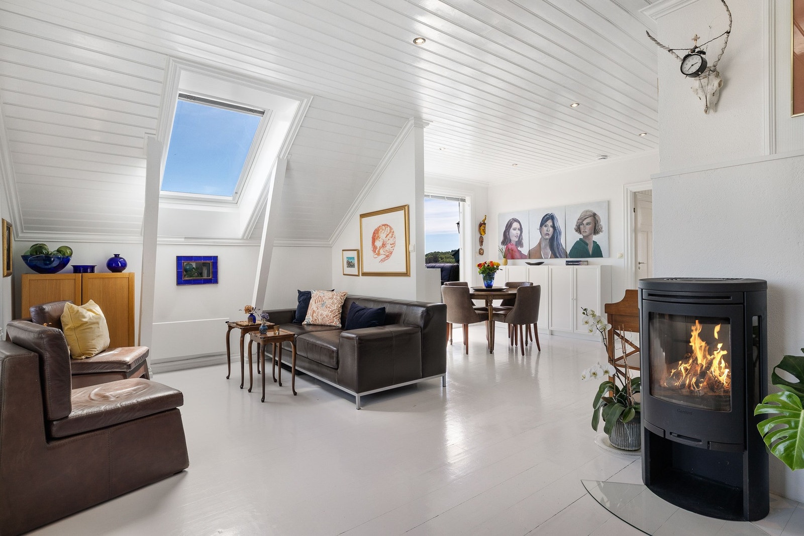 Stuen har peisovn som gir god varme og hygge på kjølige dager. Galleribilde