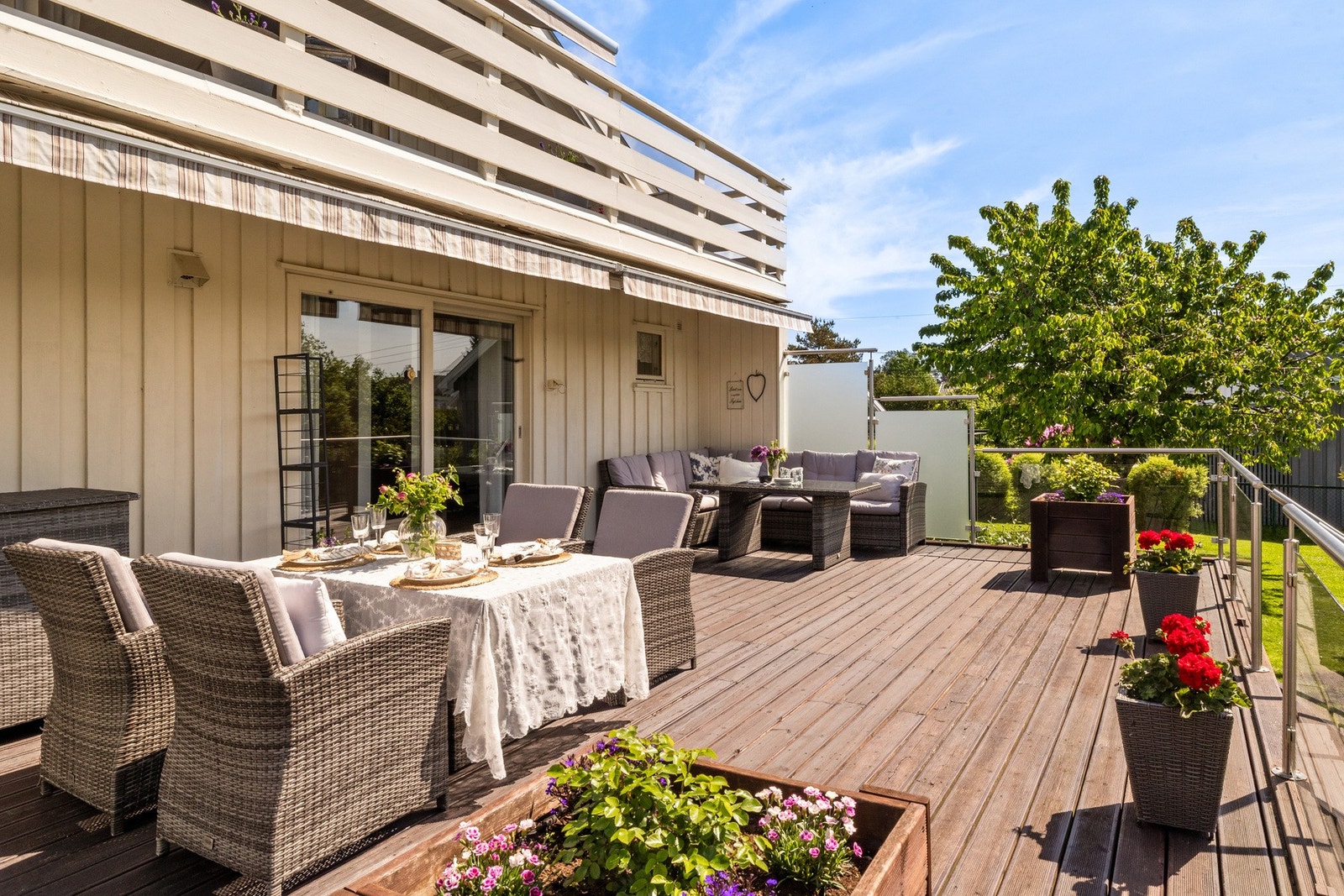 Boligen har stor terrasse i første etasje og en stor balkong i andre etasje. Galleribilde