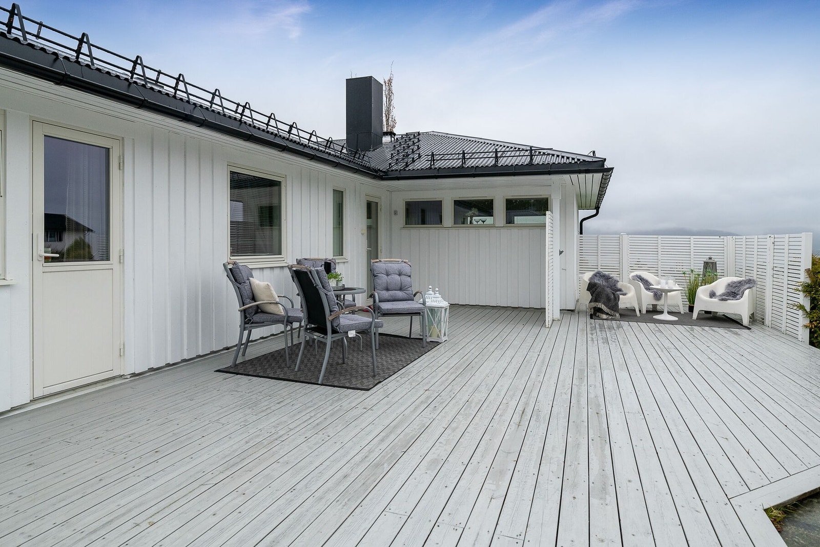 Stor terrasse på 56 m² med utsikt over sjø og fjell. Terrassen ble fornyet i 2014. Galleribilde