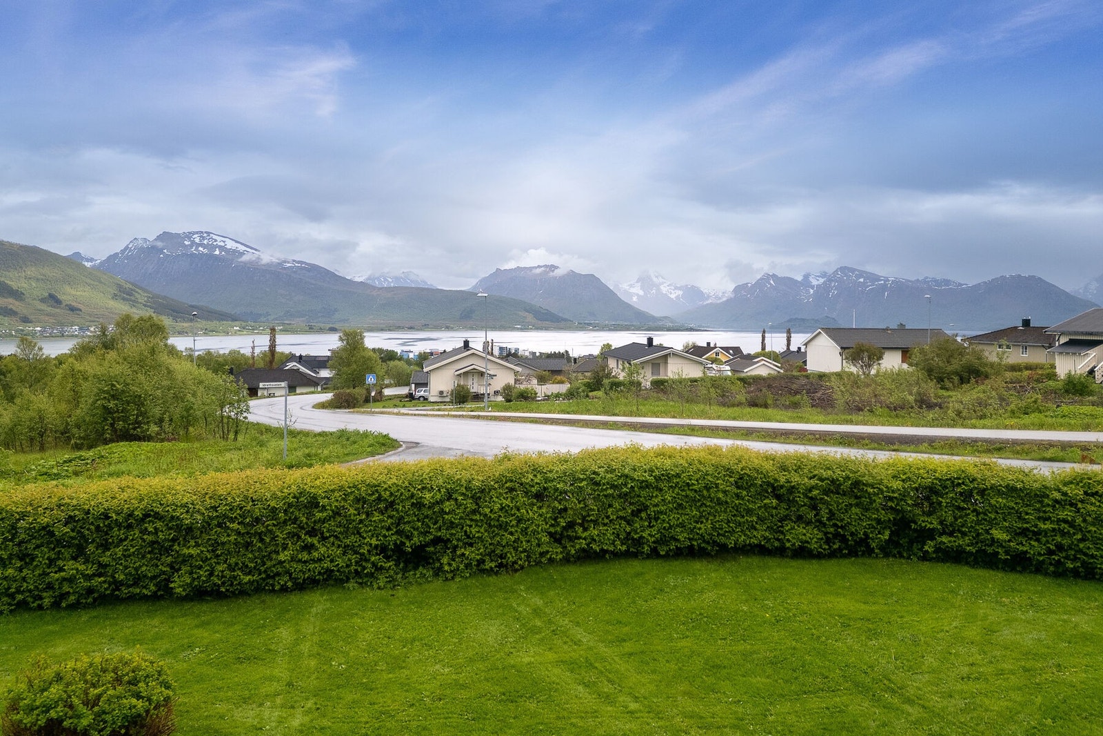 Utsikt over nærområdet og fjellene. Galleribilde