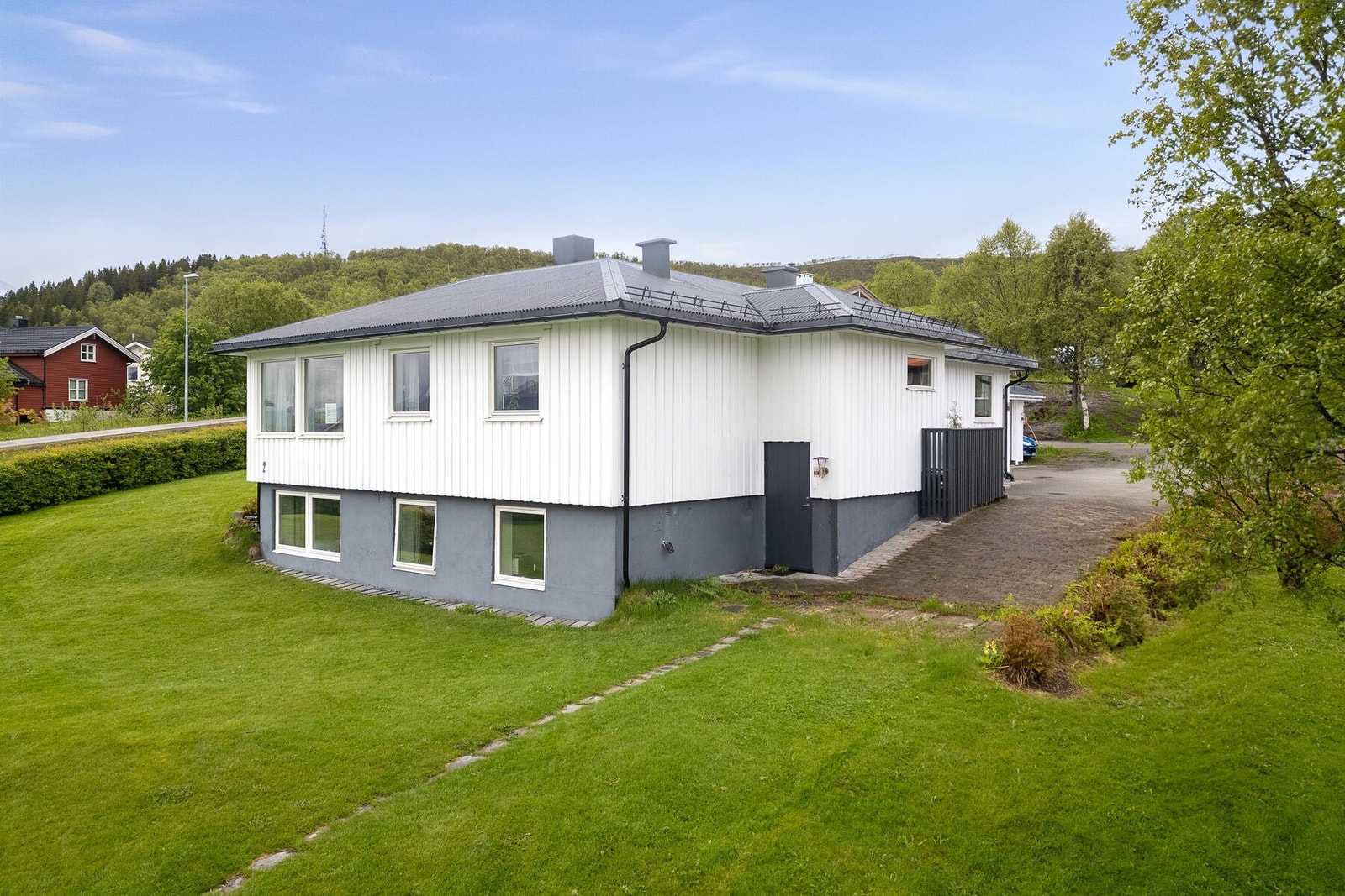 Boligen er oppført i 1978 og ligger i et lett hellende terreng. Galleribilde