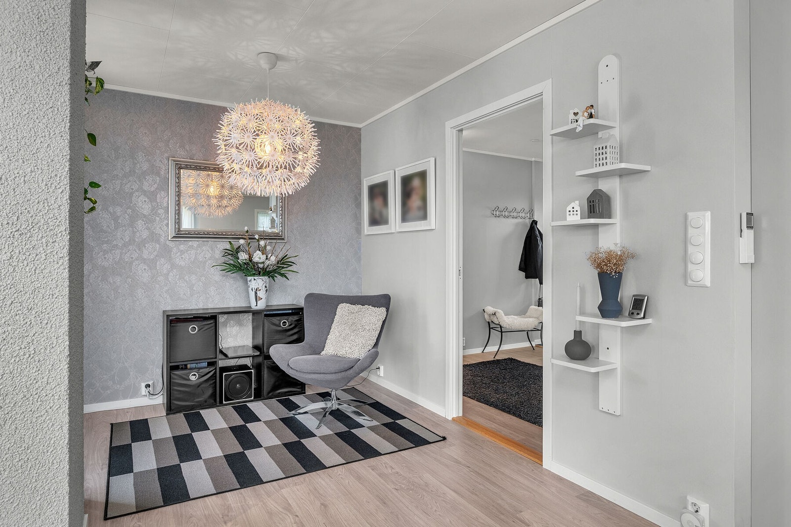 Fra stuen er det åpen overgang til gangen som leder videre til soveromsavdelingen. Galleribilde