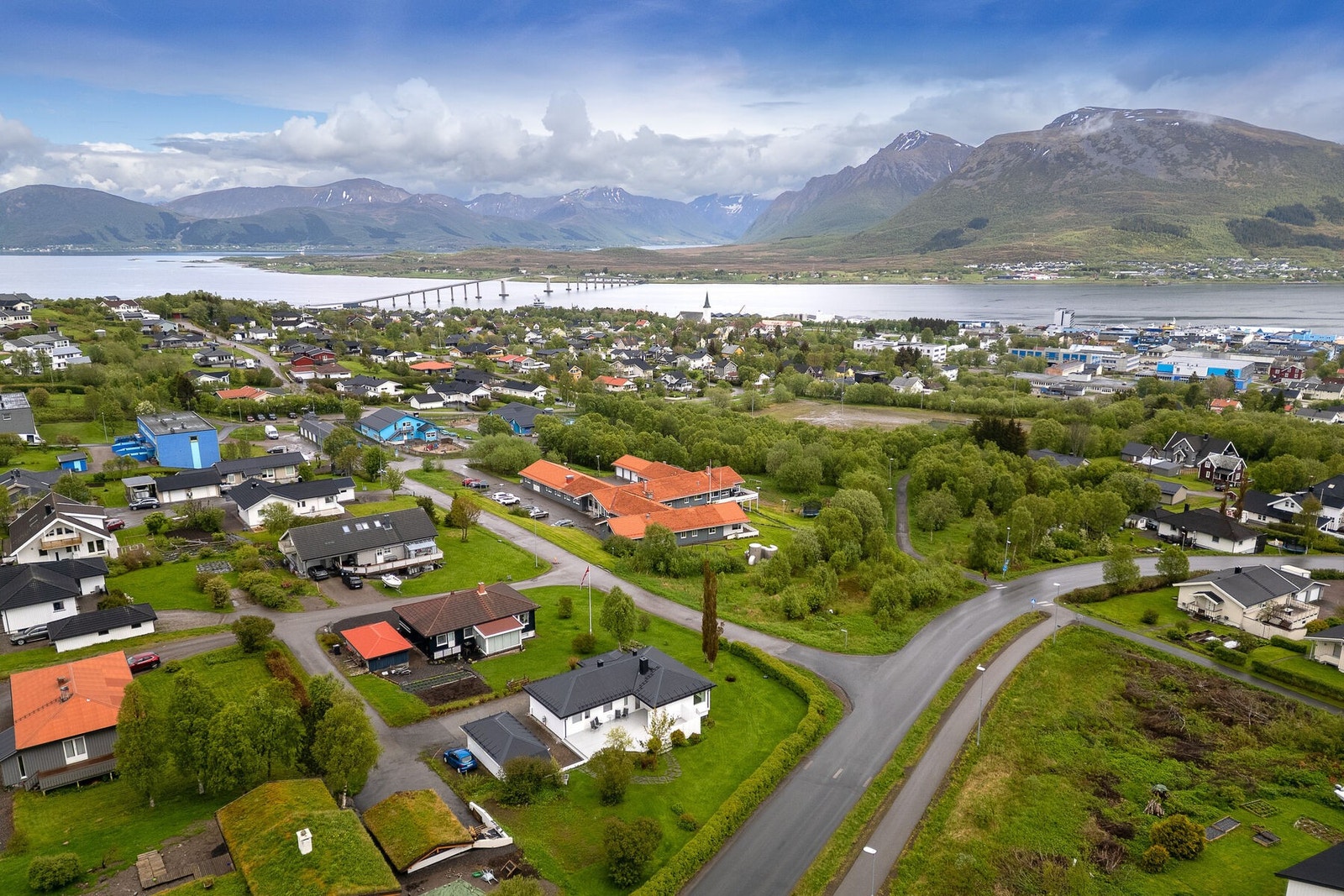 Det er gangavstand til både Sortland barne- og ungdomsskole, samt videregående skole. Galleribilde