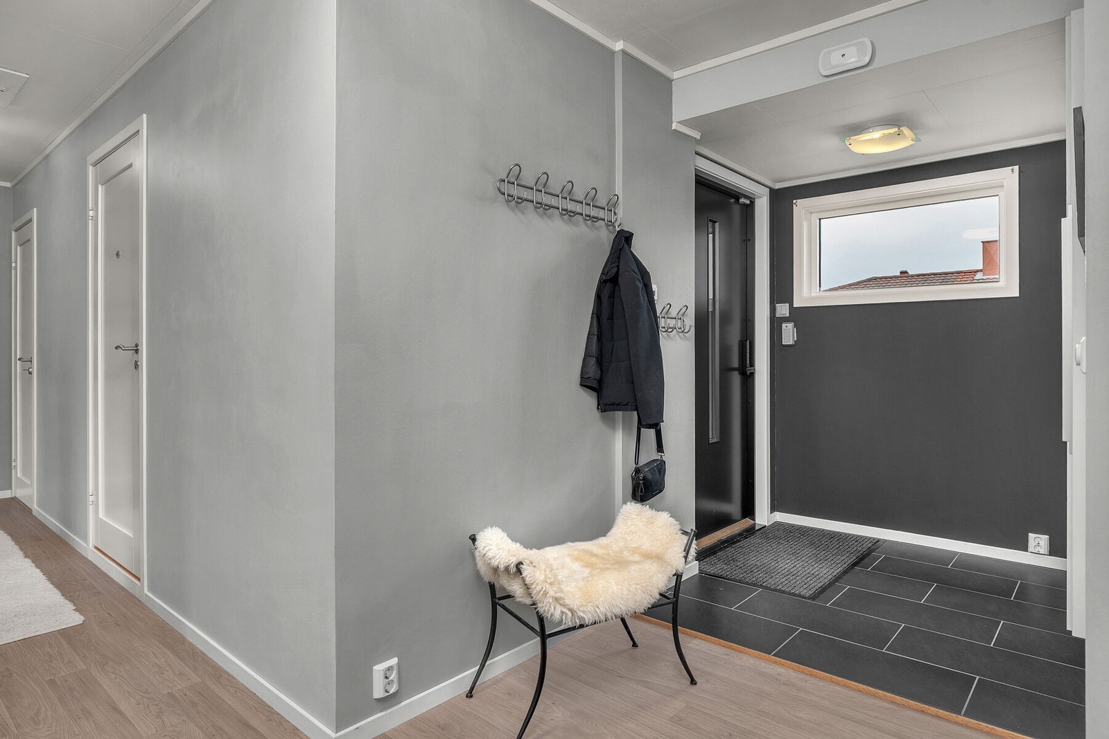 Entré med flislagt gulv og plass til å henge fra seg yttertøy. Galleribilde