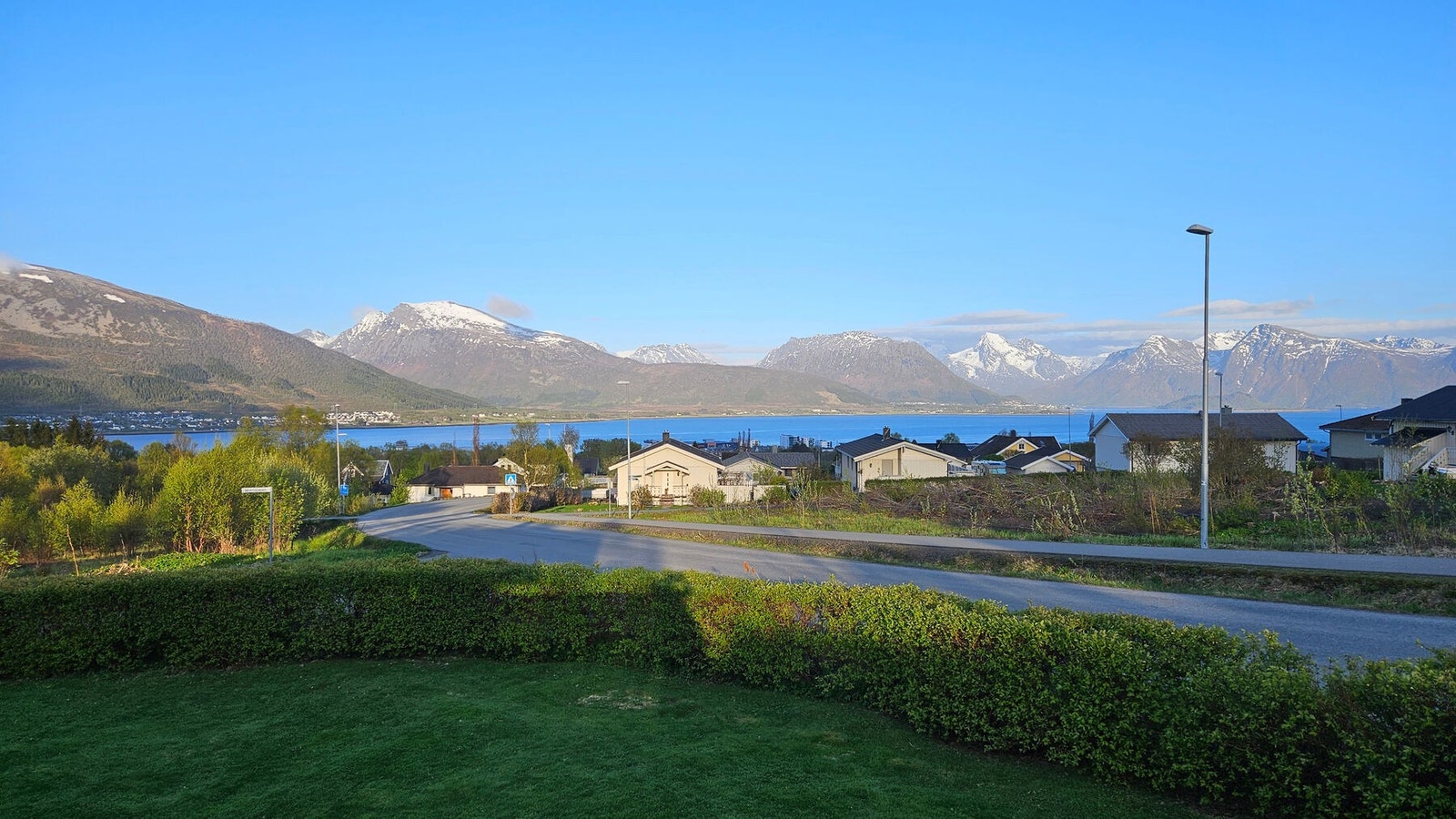 Utsikt fra eiendommen mot fjorden og fjellene. Galleribilde