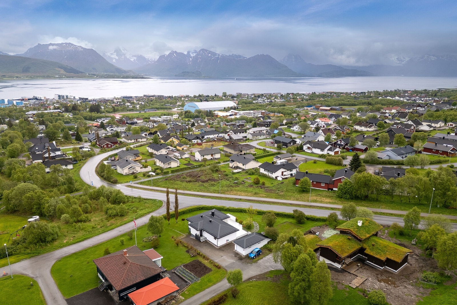 Fra eiendommen er det vidstrakt utsikt over sjøen og de omkringliggende fjellene. Galleribilde