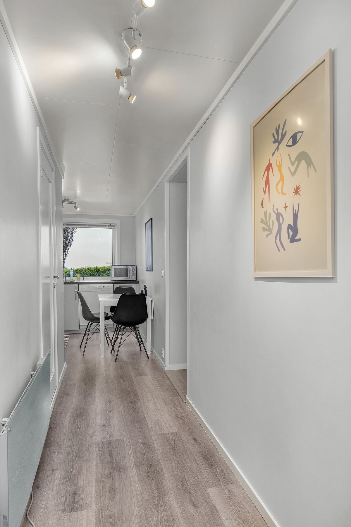 Hybeldelen har en praktisk planløsning med gang som knytter sammen rommene. Galleribilde