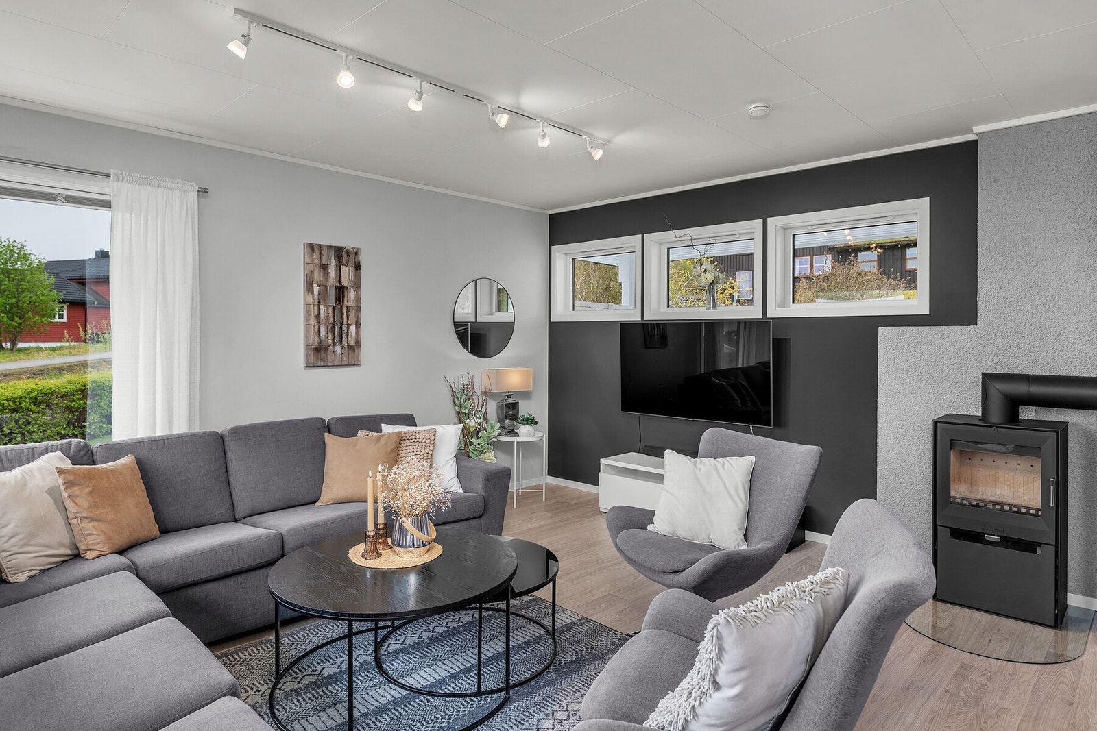 En ny vedovn fra 2023 gir ekstra varme og hygge i stuen. Galleribilde