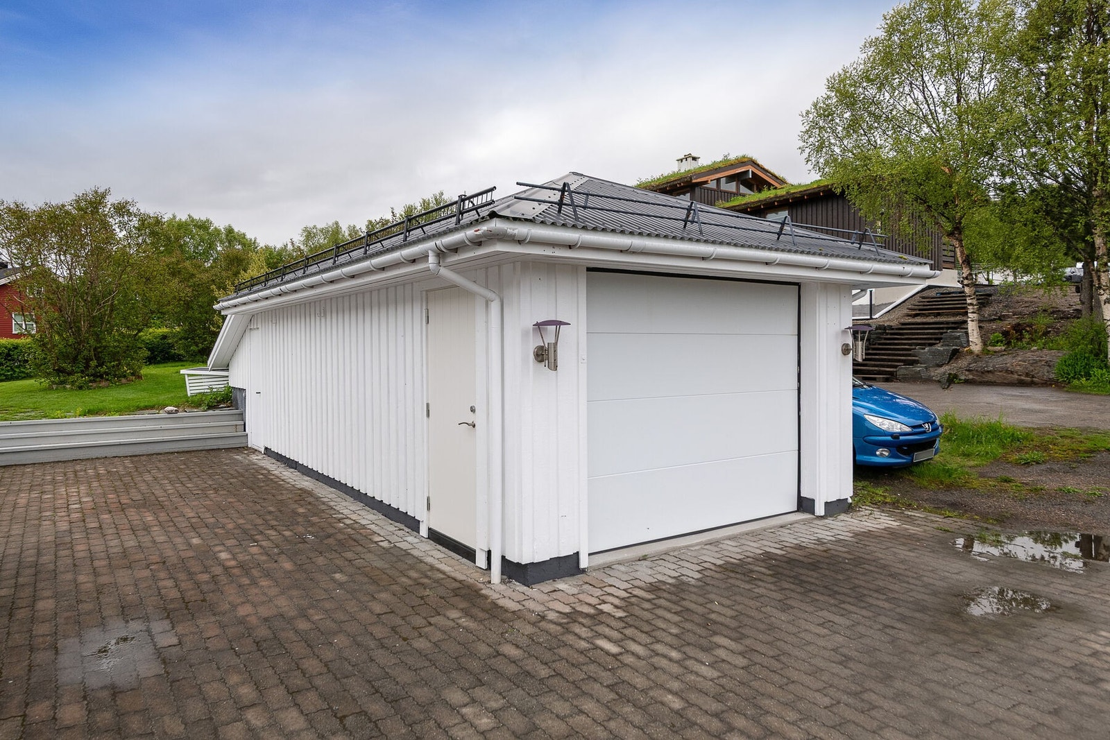 Garasje med innlagt strøm og leddport med portåpner. Porten ble fornyet i 2015. Galleribilde