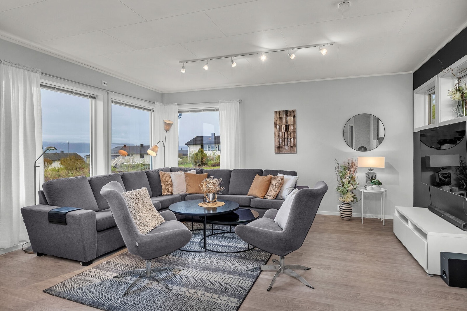 Gjennomgående laminatgulv i oppholdsrommene og store vindusflater som slipper inn rikelig med lys. Galleribilde