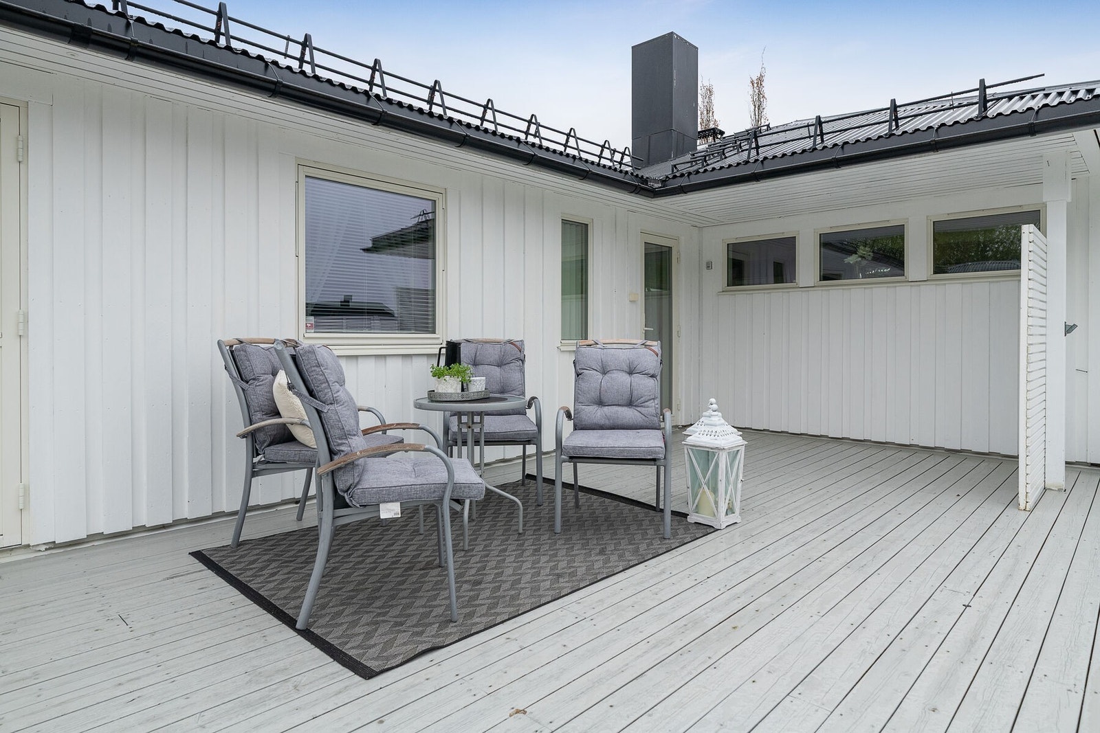 Terrassen i trekonstruksjon har spaltegulv og er et flott sted for utendørs hygge. Galleribilde