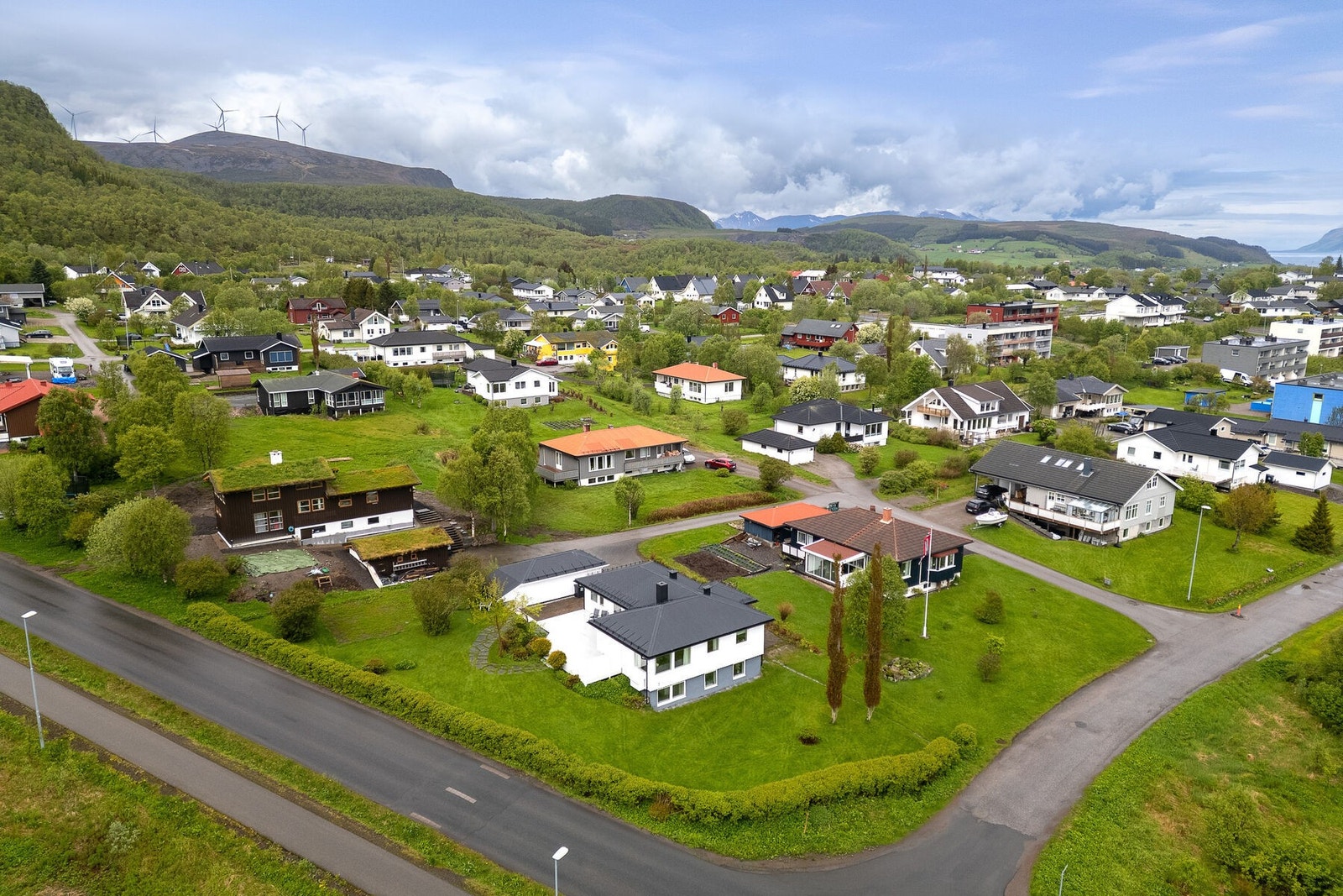 Eiendommen ligger i Vestmarka, et etablert og barnevennlig boligområde vest for Sortland sentrum. Galleribilde
