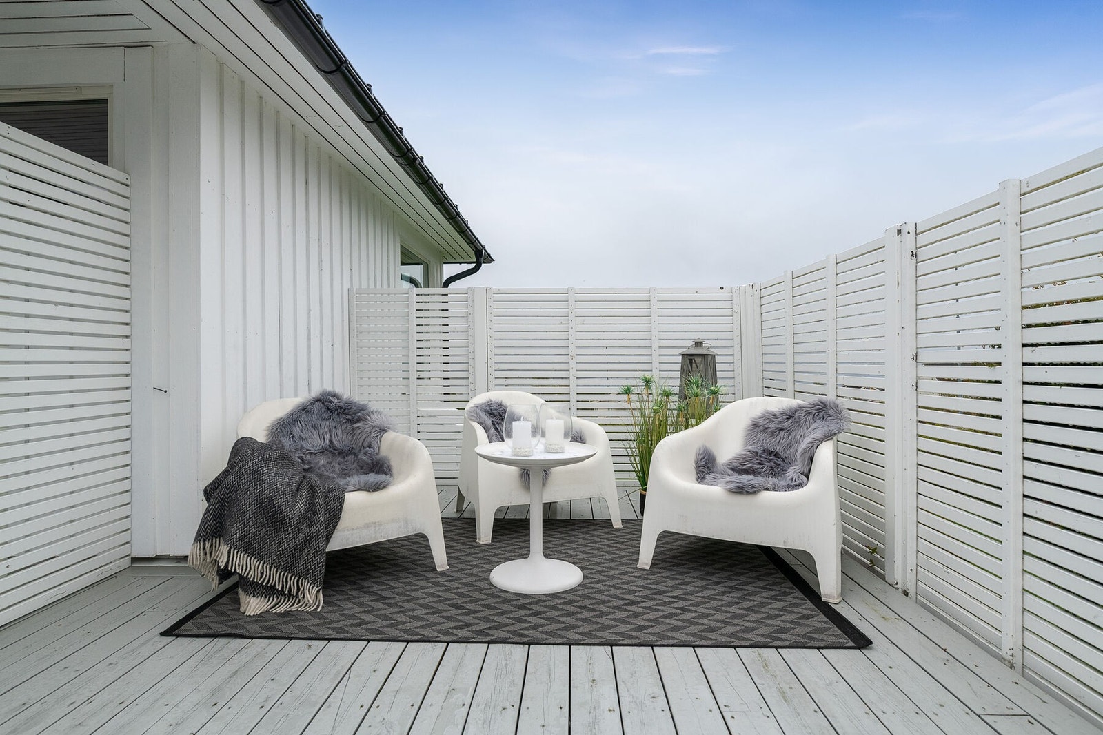 En mer skjermet del av terrassen, perfekt for en rolig kaffekopp. Galleribilde