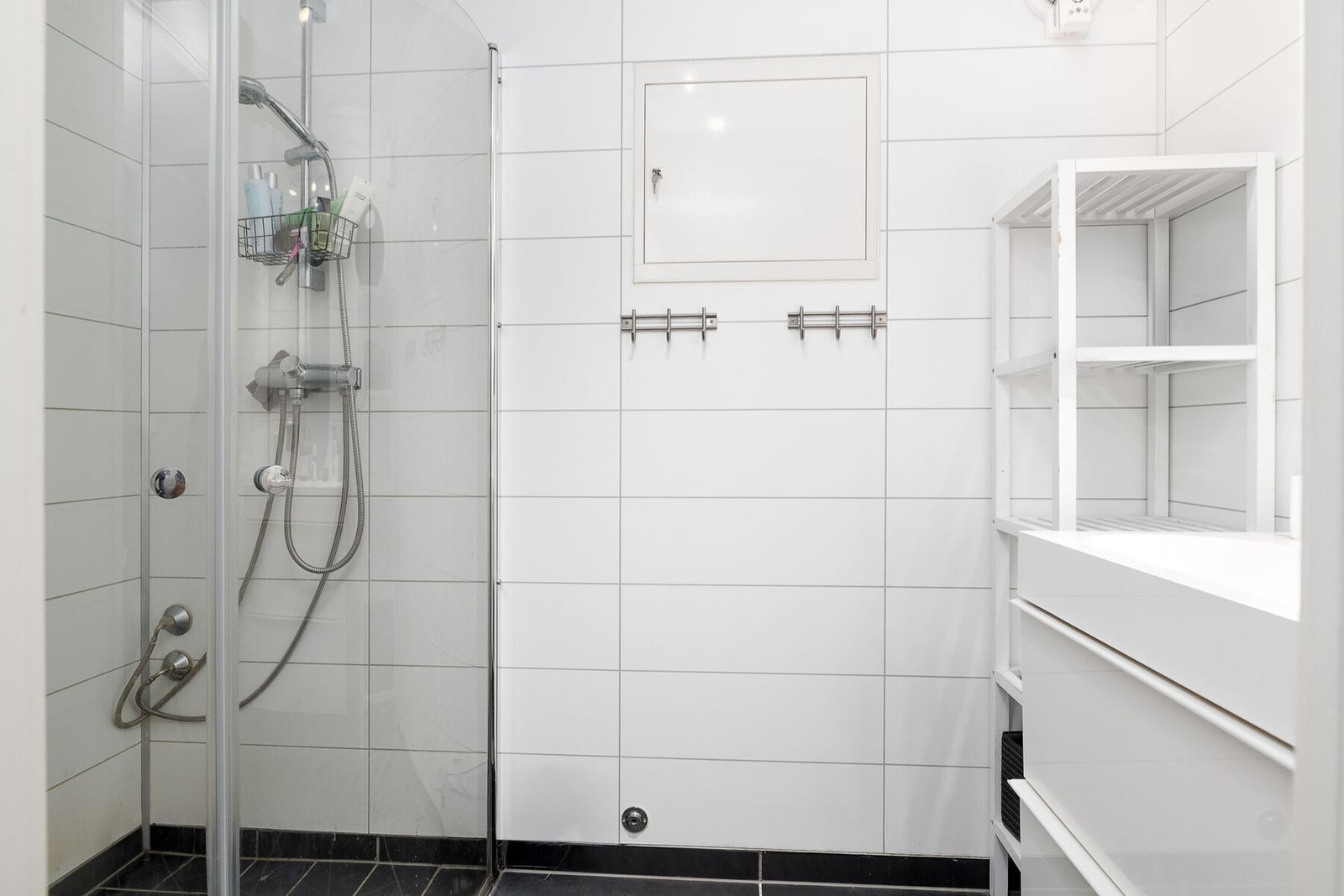 Badet i hybeldelen er fra 2015, med flislagt gulv med elektrisk varme og dusjhjørne. Galleribilde