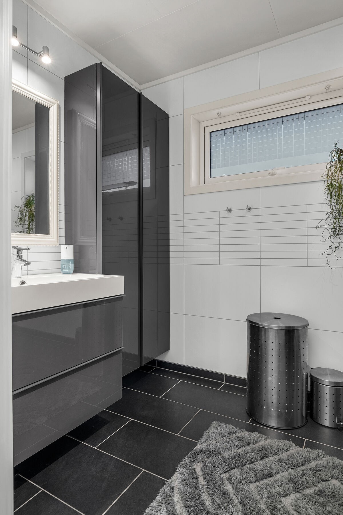 Badet i første etasje ble etablert i 2014 og har baderomsplater på veggene og fliser på gulvet. Galleribilde