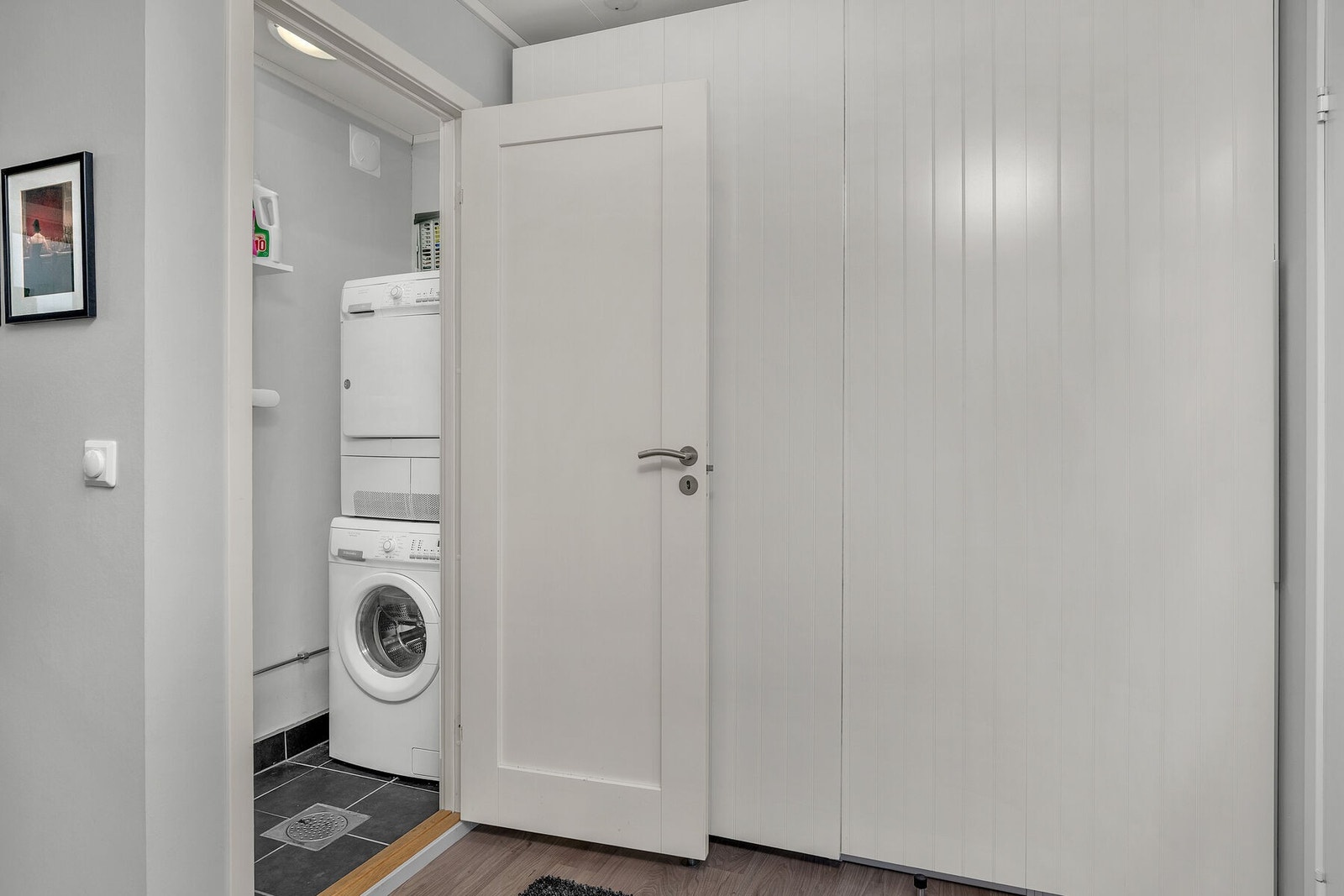 I hallen i 1.etg. benyttes i dag som vaskerom. Dette rommet var opprinnelig et større vaskerom, men er gjort mindre til fordel for garderobe hallen. Galleribilde