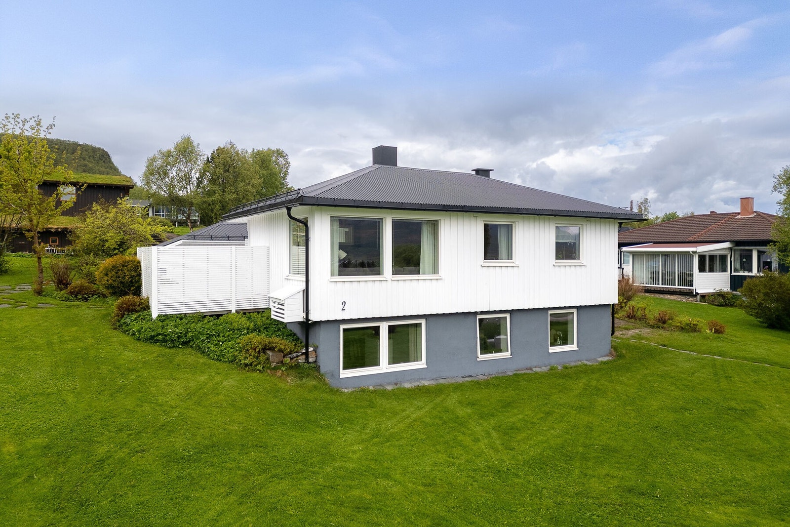 Ytterkledningen er stående bordkledning, og taket har tekking av aluminiumsplater. Galleribilde