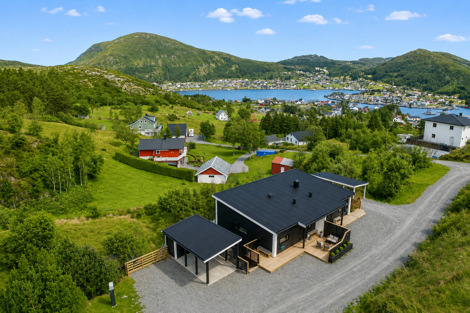Nyere og påkostet halvpart av tomannsbolig med en attraktiv beliggenhet på Bergsøya. Tilhørende carport m/ el-lader og sportsbod. Galleribilde