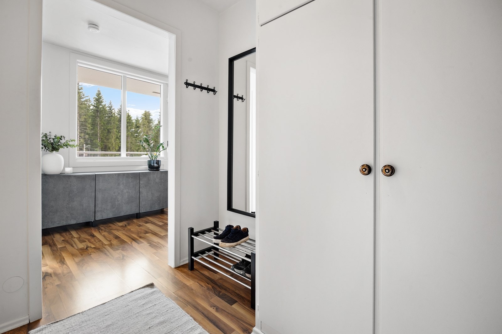 Gang med plassbygd garderobeskap. Galleribilde