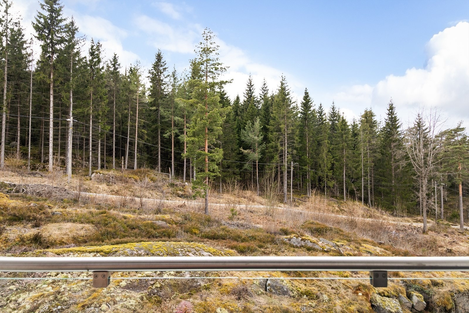 Rett utenfor leiligheten er det stort markaområde med turstier. Stille og rolig og samtidig kort vei til alle nødvendigheter. Galleribilde
