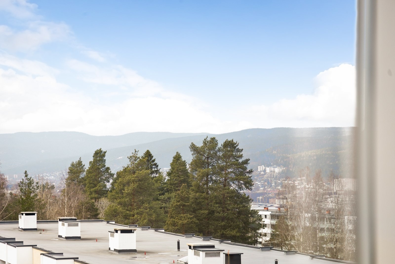 Pen leilighet i 3. etasje, med flott utsikt ned mot Drammen sentrum. Galleribilde