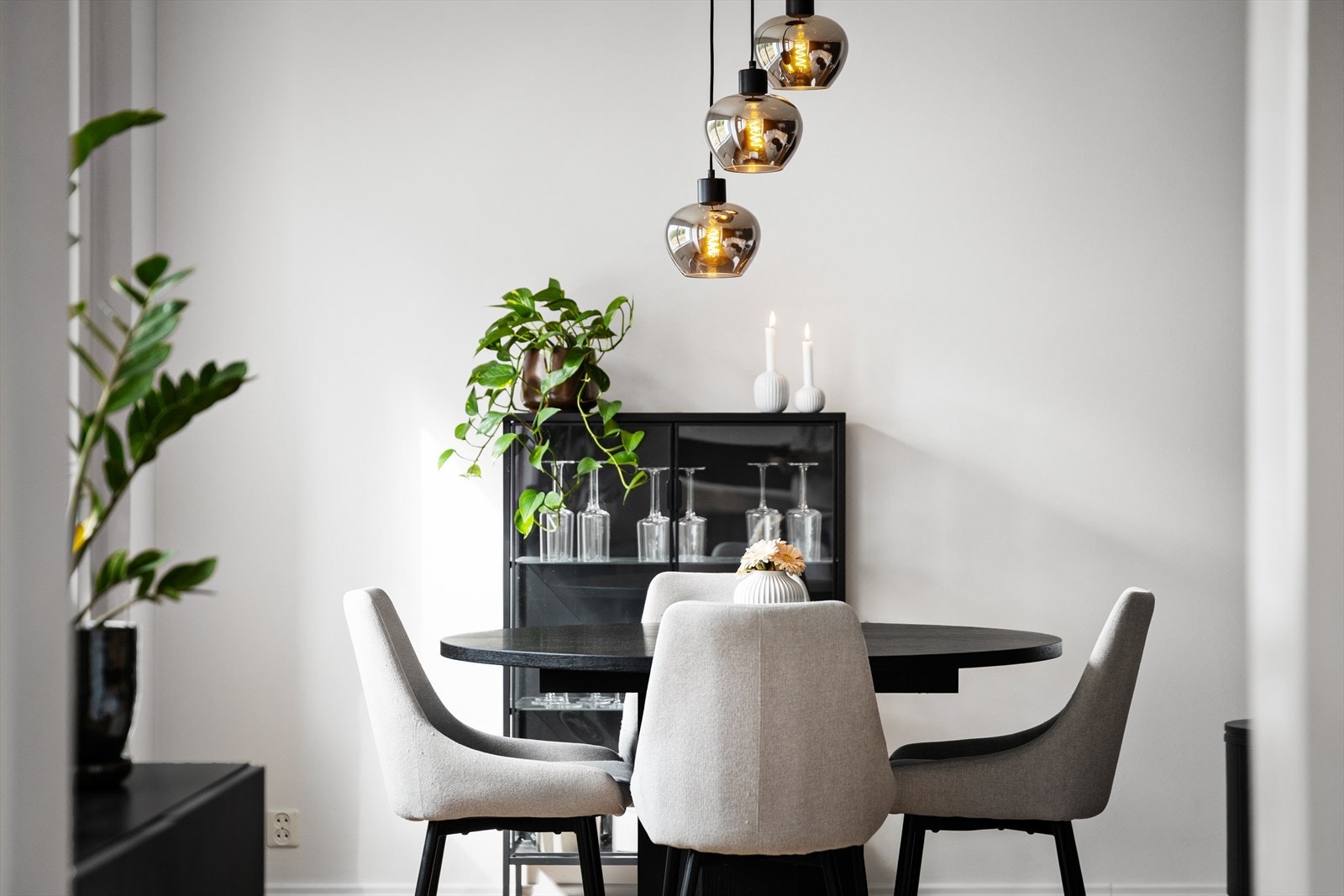 Det er plass til sofagruppe m/tv-møblement, spisebord og oppbevaring. Galleribilde