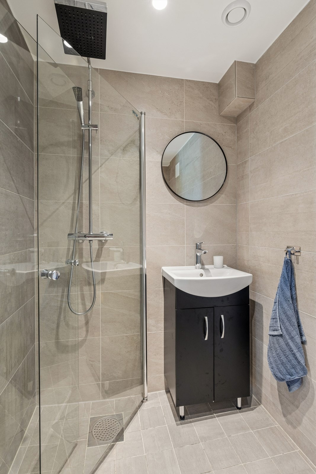 Badet er utstyrt med dusjhjørne, toalett, servant og har mekanisk avtrekk. Galleribilde