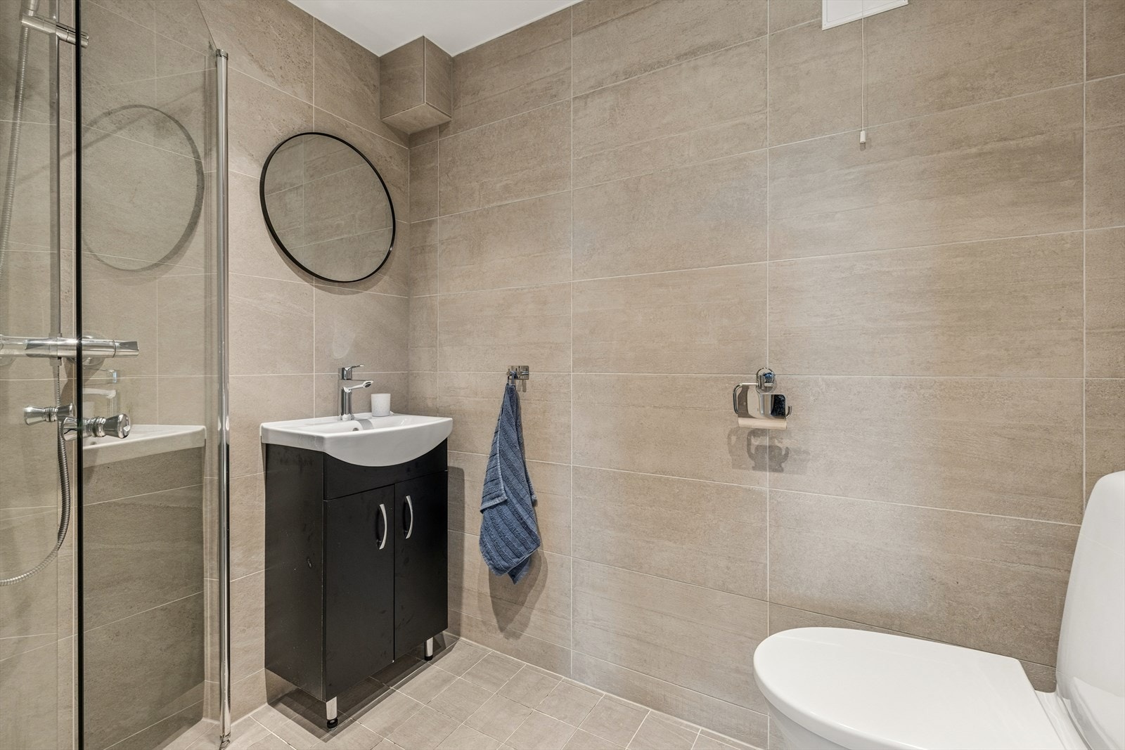 Badet i underetasjen ble renovert i 2017 og har flislagte overflater og varmekabler i gulvet. Galleribilde