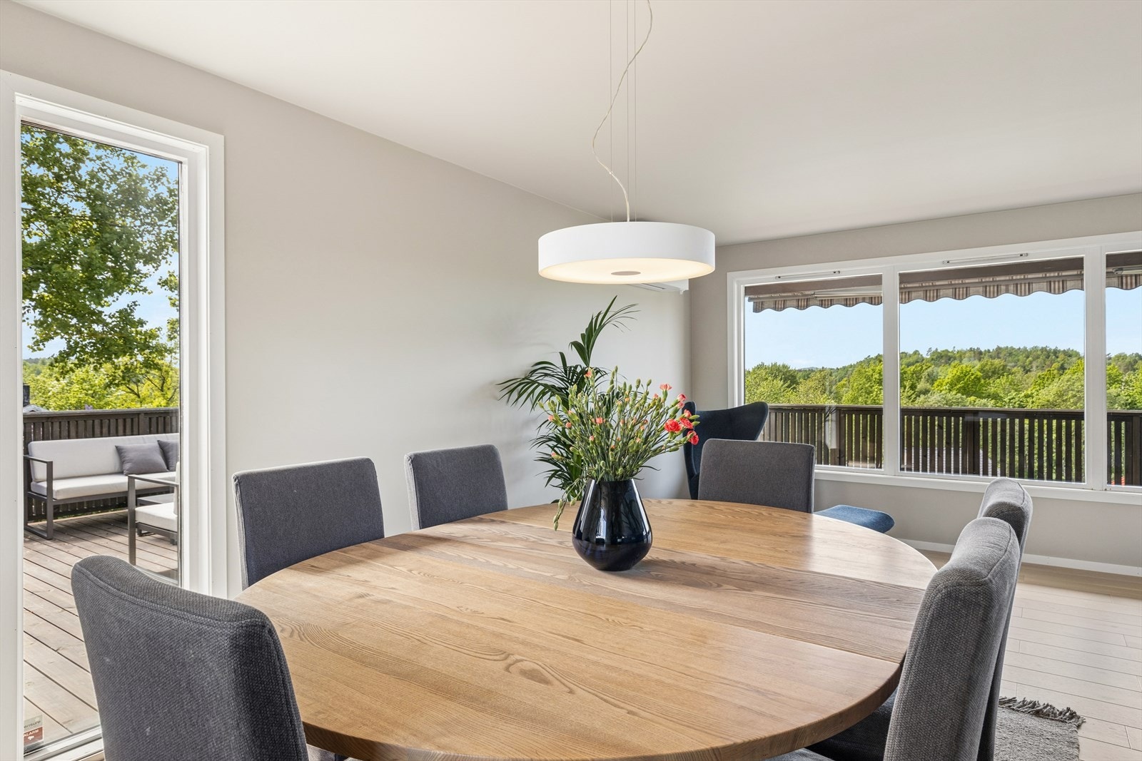 Fra spisestuen er det direkte utgang til den store terrassen, noe som utvider oppholdsrommet på varme dager. Galleribilde