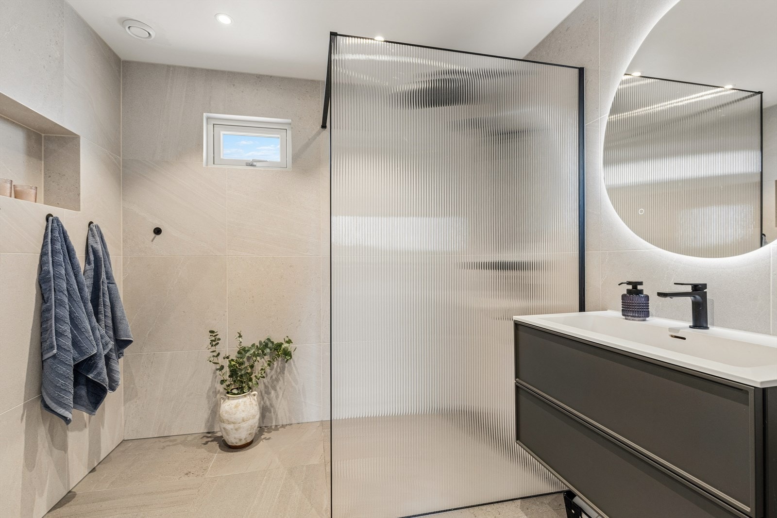 Badet i første etasje ble totalrenovert i 2025, med flislagte overflater og elektriske varmekabler i gulvet. Galleribilde