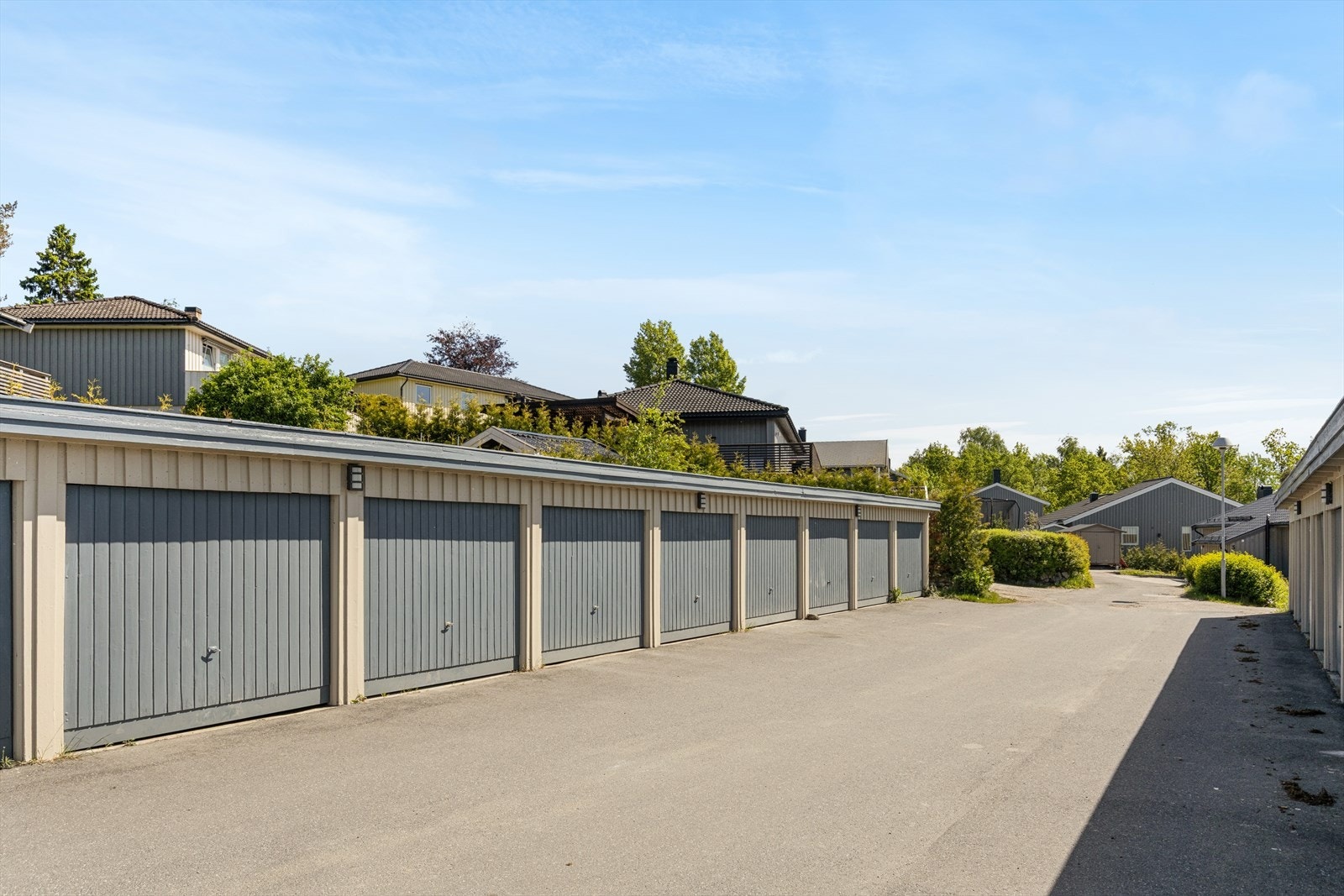 Det medfølger en garasjeplass på ca. 14 m² i felles garasjerekke. Galleribilde
