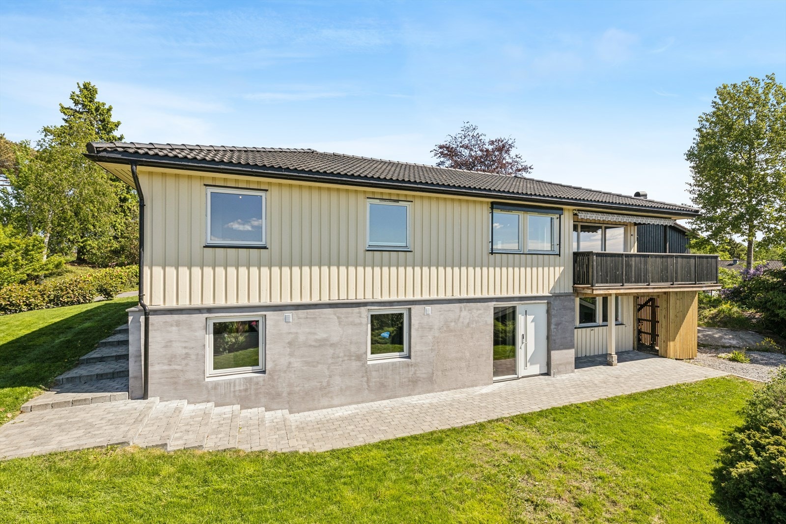 Fasaden har stående bordkledning, og taket er tekket med betongtakstein. Galleribilde