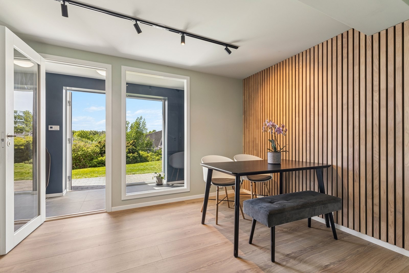 Fra stuen i underetasjen er det utgang til en steinbelagt platting på ca. 40 m², bygget i 2020. Galleribilde