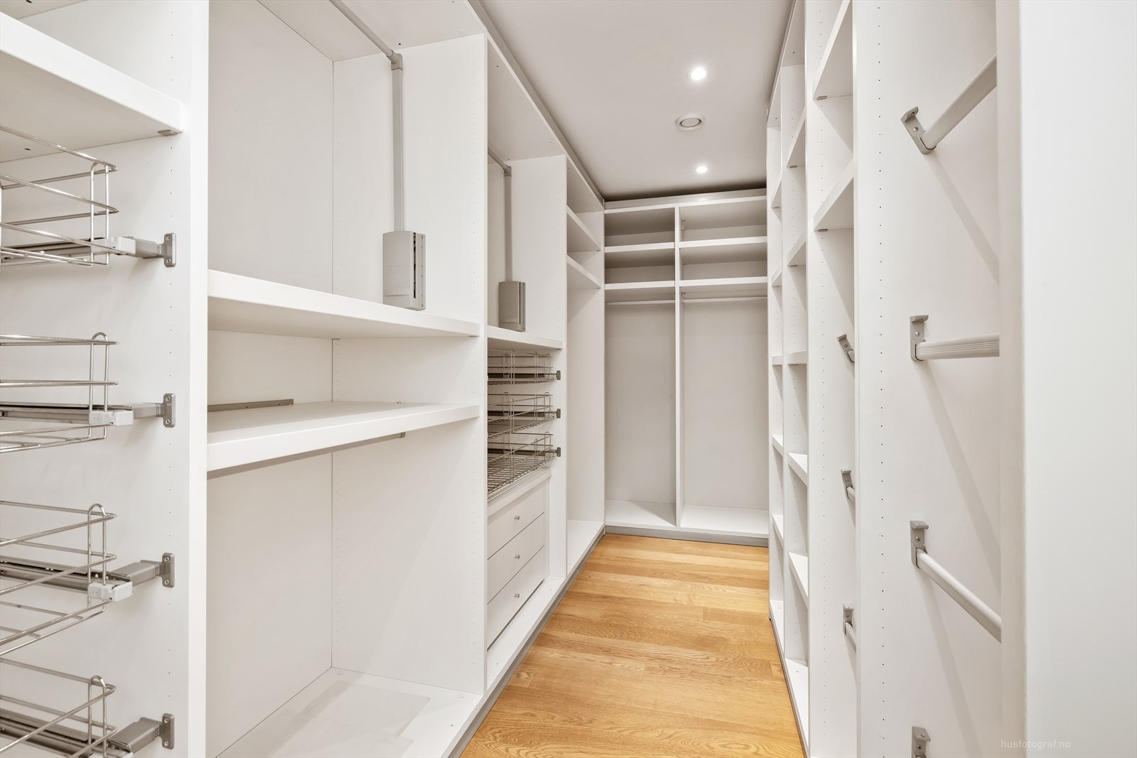 En romslig garderobe med skreddersydd innredning Galleribilde