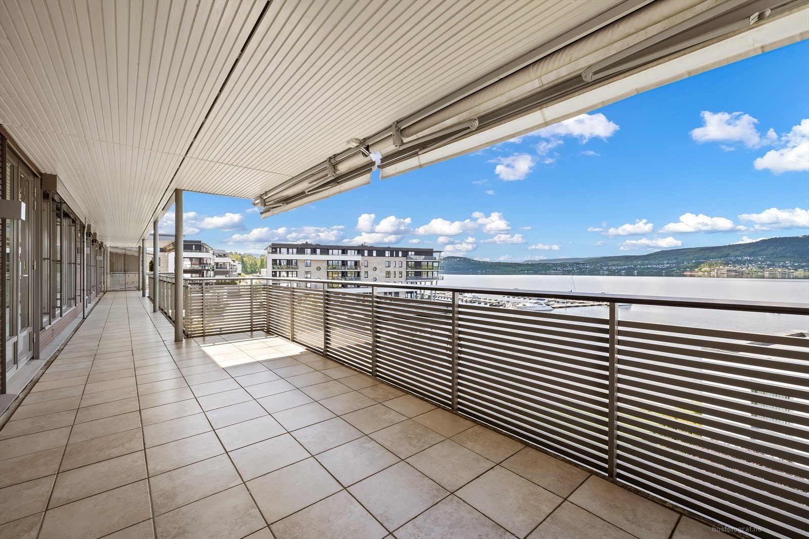 Stor overbygget terrasse på hele 76 kvadratmeter med flislagt gulv Galleribilde