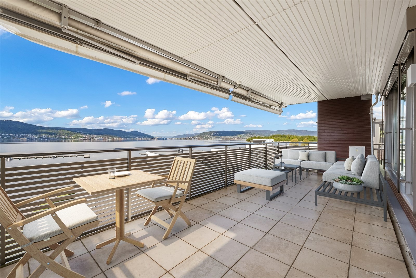 Innholdsrik leilighet over en hel etasje med fantastisk fjordutsikt. Bildet er digitalt stylet Galleribilde