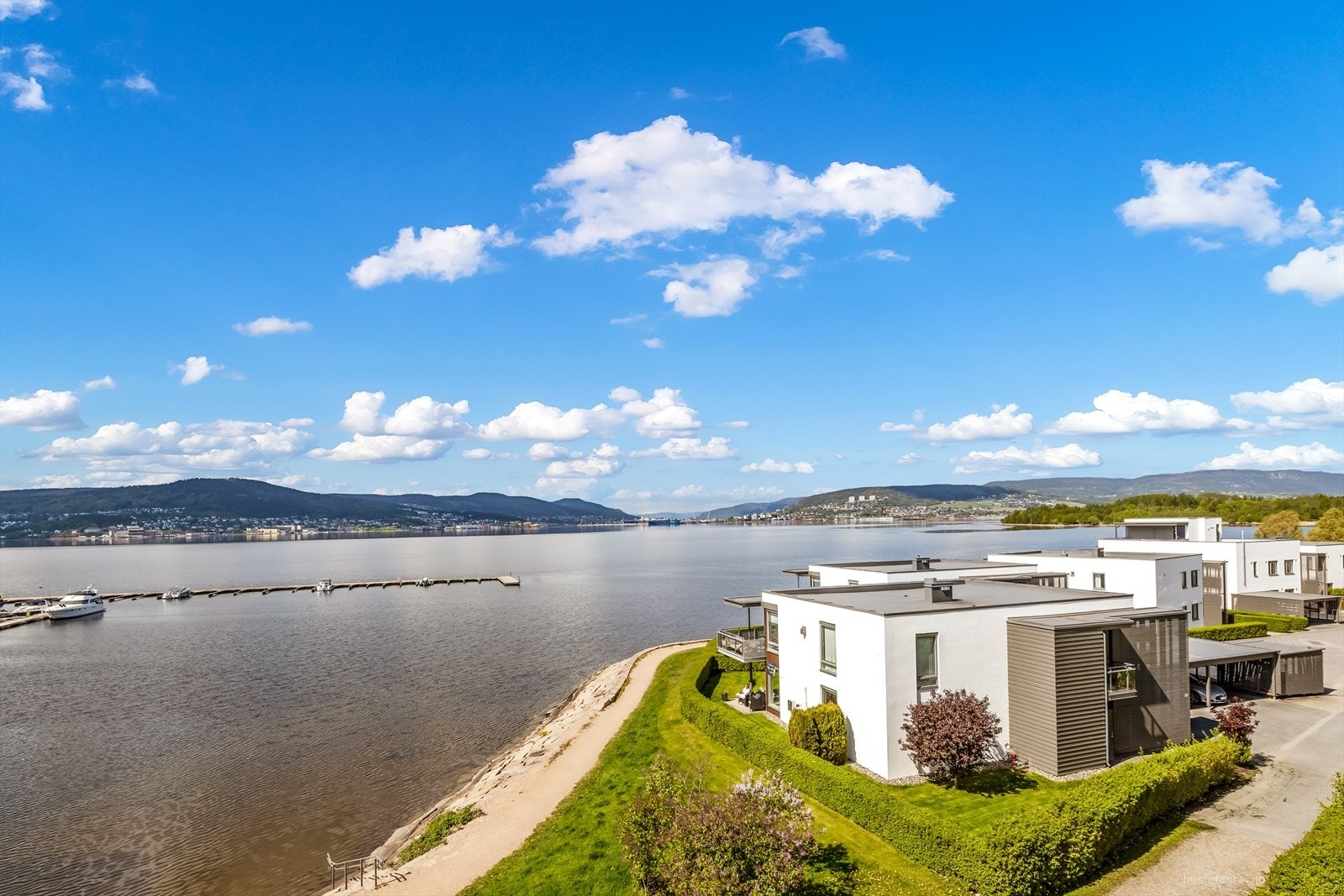 Det er fantastisk utsikt over fjorden Galleribilde