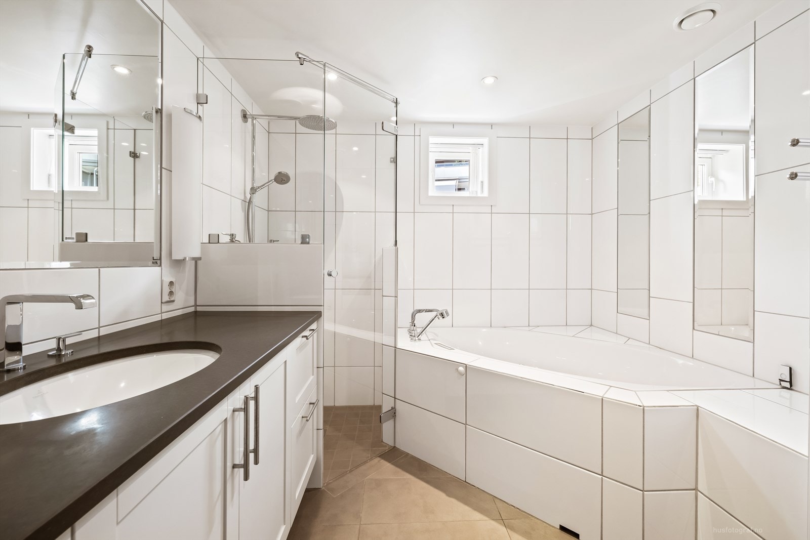 I tillegg til dusjnisje med nedsenket gulv, har badet også et innebygget badekar. Flotte baderomsmøbler fra Villeroy og Boch Galleribilde
