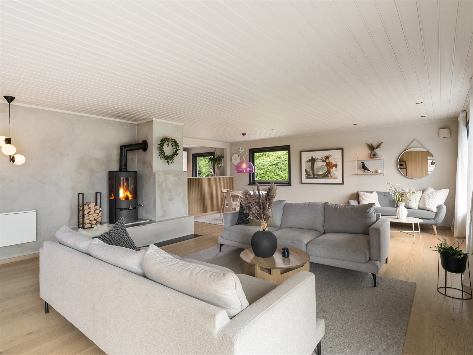 Stuen er lys og luftig, med god plass til flere soner og sittegrupper. Galleribilde