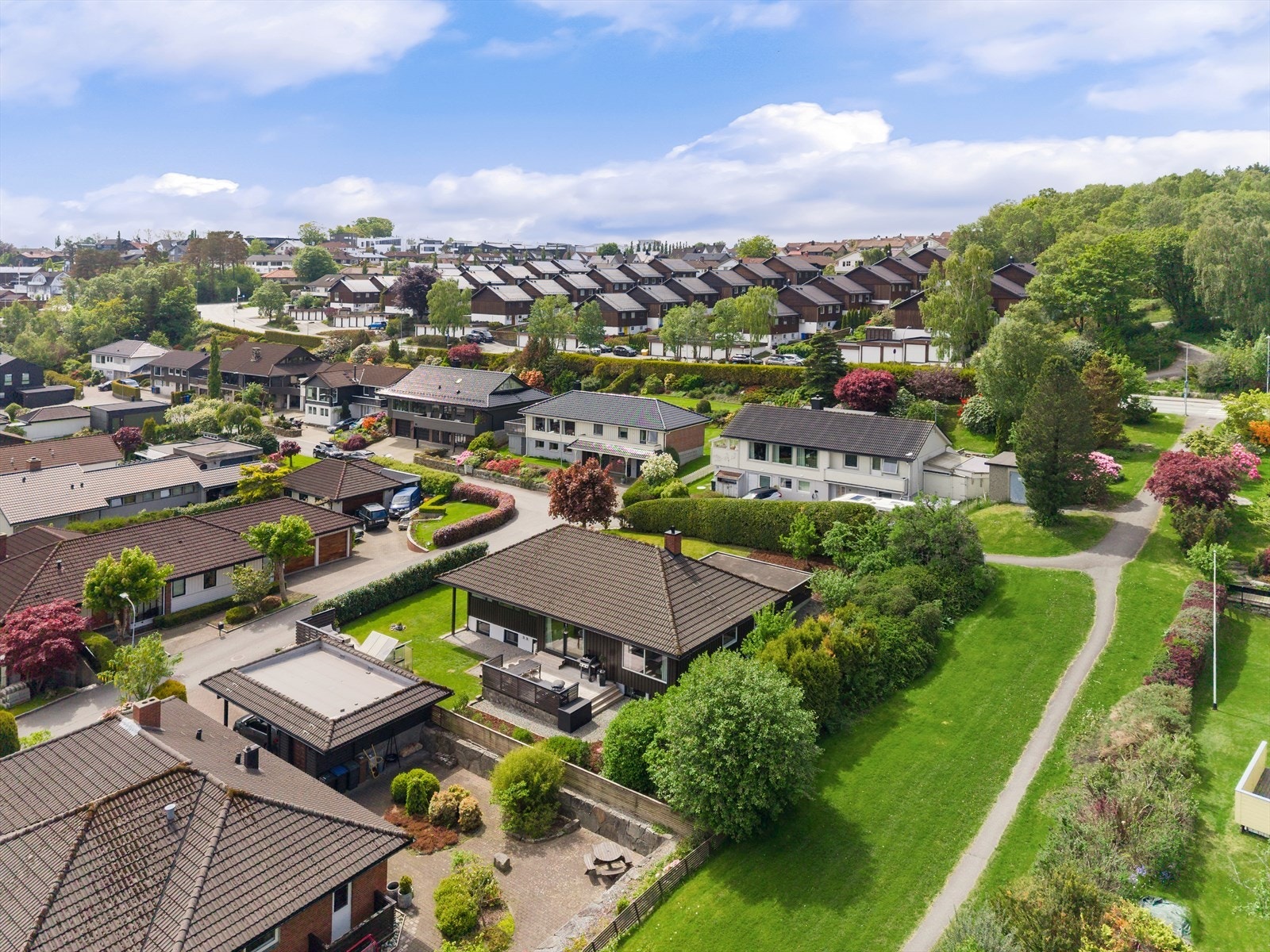 En veletablert enebolig med en attraktiv og sentral beliggenhet i Sandnes. Galleribilde