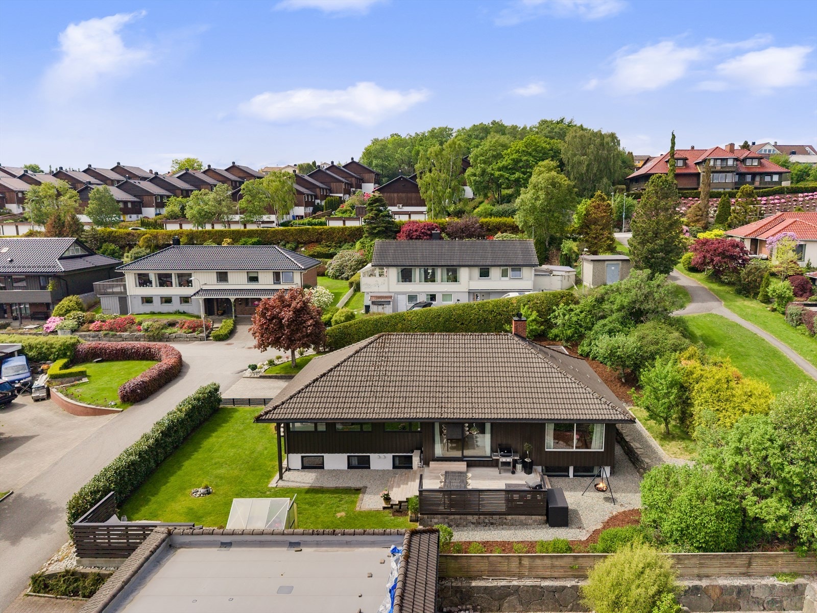 Stor og velstelt tomt med gode uteplasser og rikelig med plass for lek og aktivitet. Galleribilde