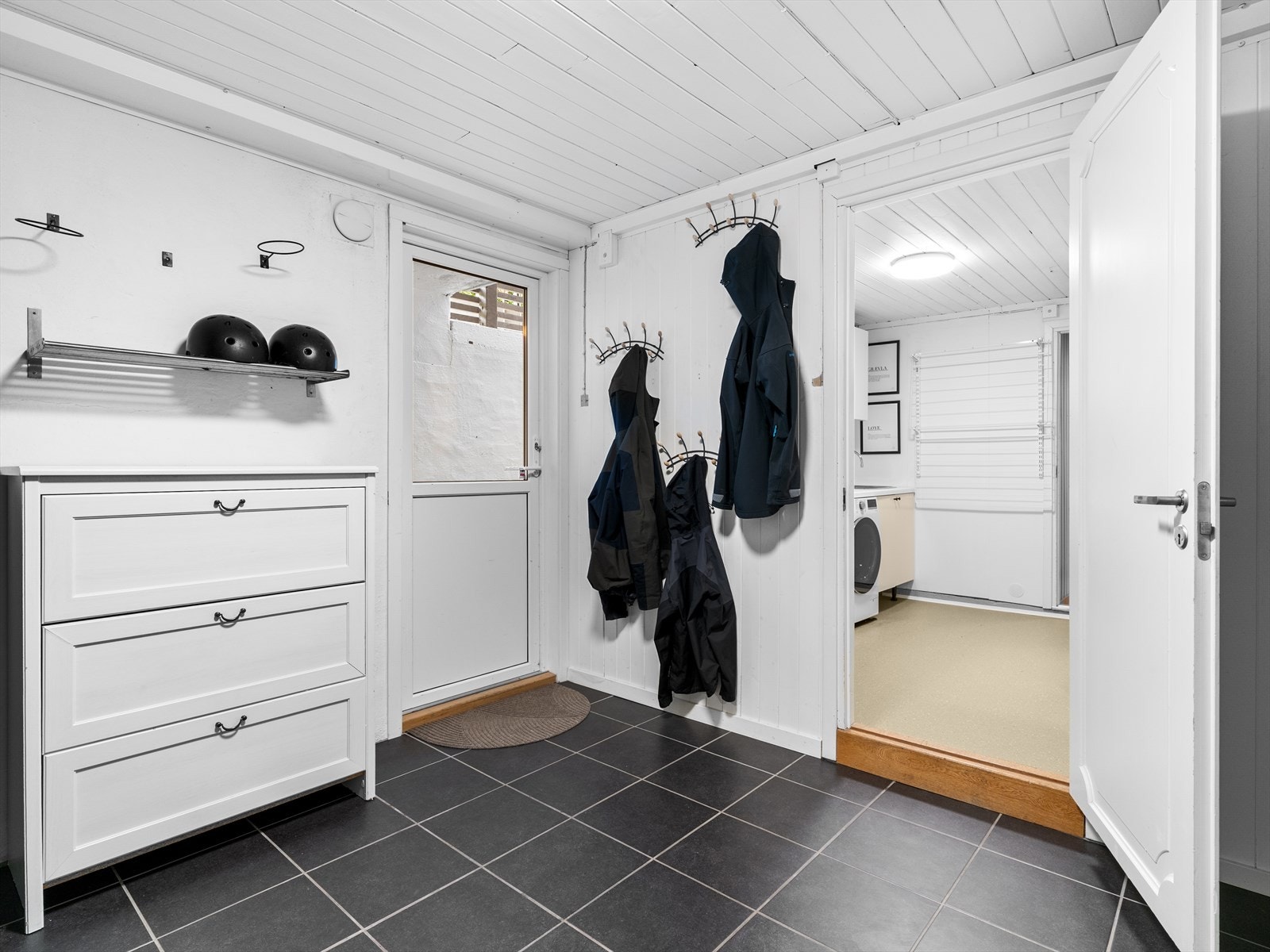 Kjelleren har også egen inngang, noe som gir økt fleksibilitet i bruken. Galleribilde