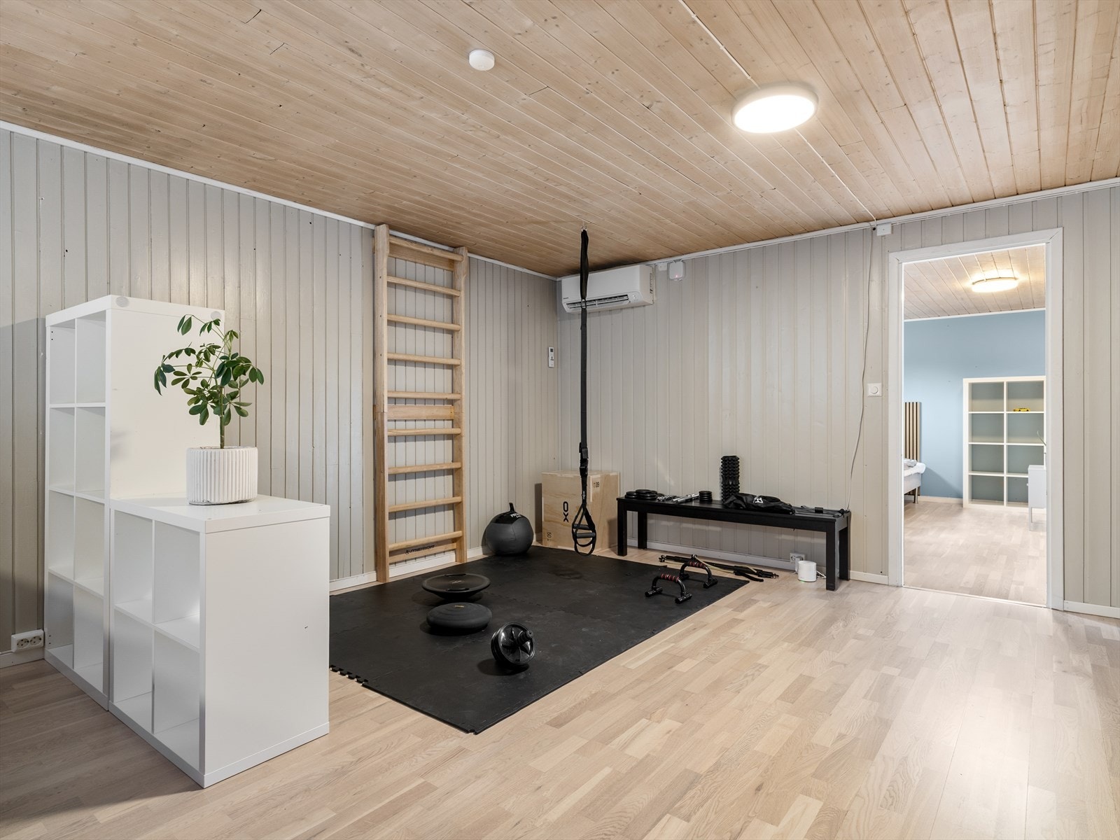 Den store kjellerstuen kan enkelt deles inn i soner for ulike aktiviteter, som for eksempel trening. Galleribilde