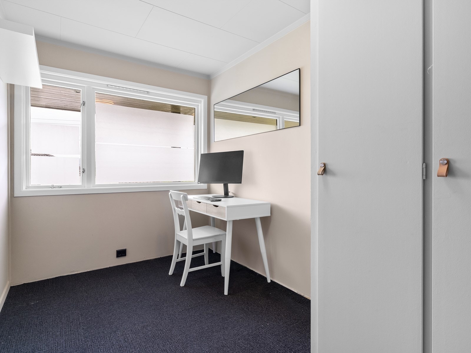 Et av rommene er i dag innredet som kontor, noe som viser fleksibiliteten i planløsningen. Galleribilde