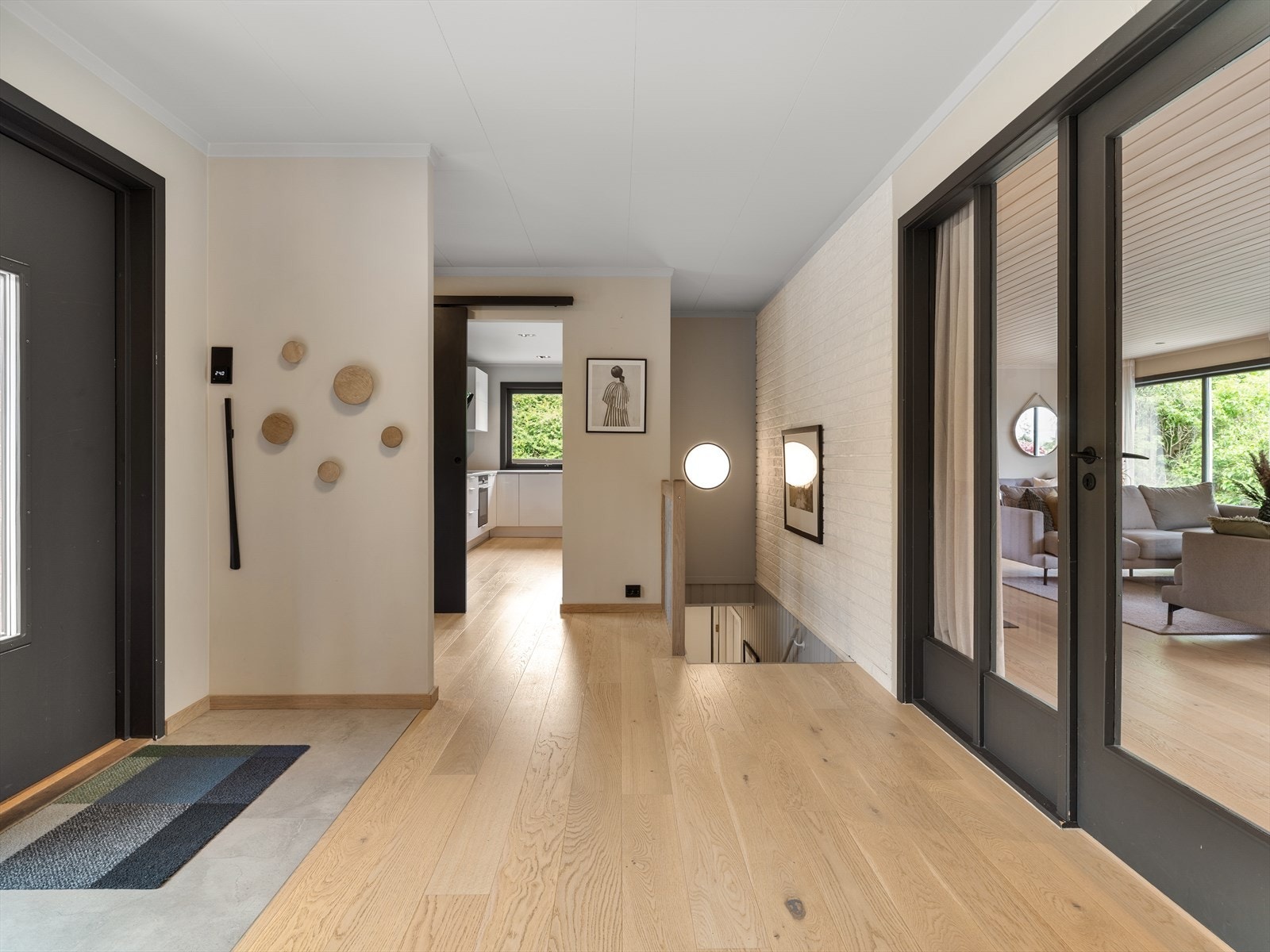 Innvendig trapp i tre forbinder de to etasjene. Galleribilde