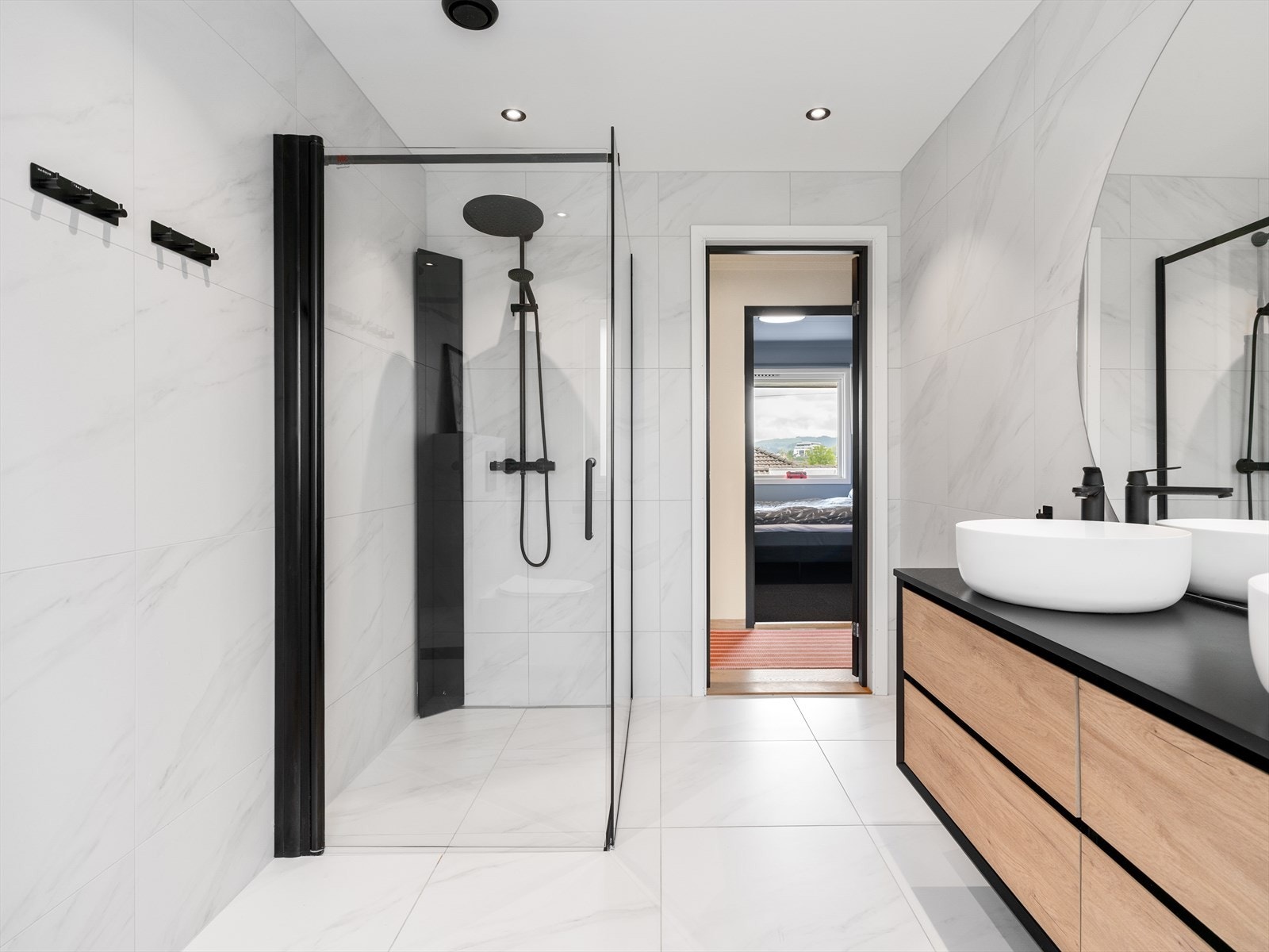 Badet i 1.etasje ble renovert i 2022, med nye fliser, røropplegg og innredning. Galleribilde