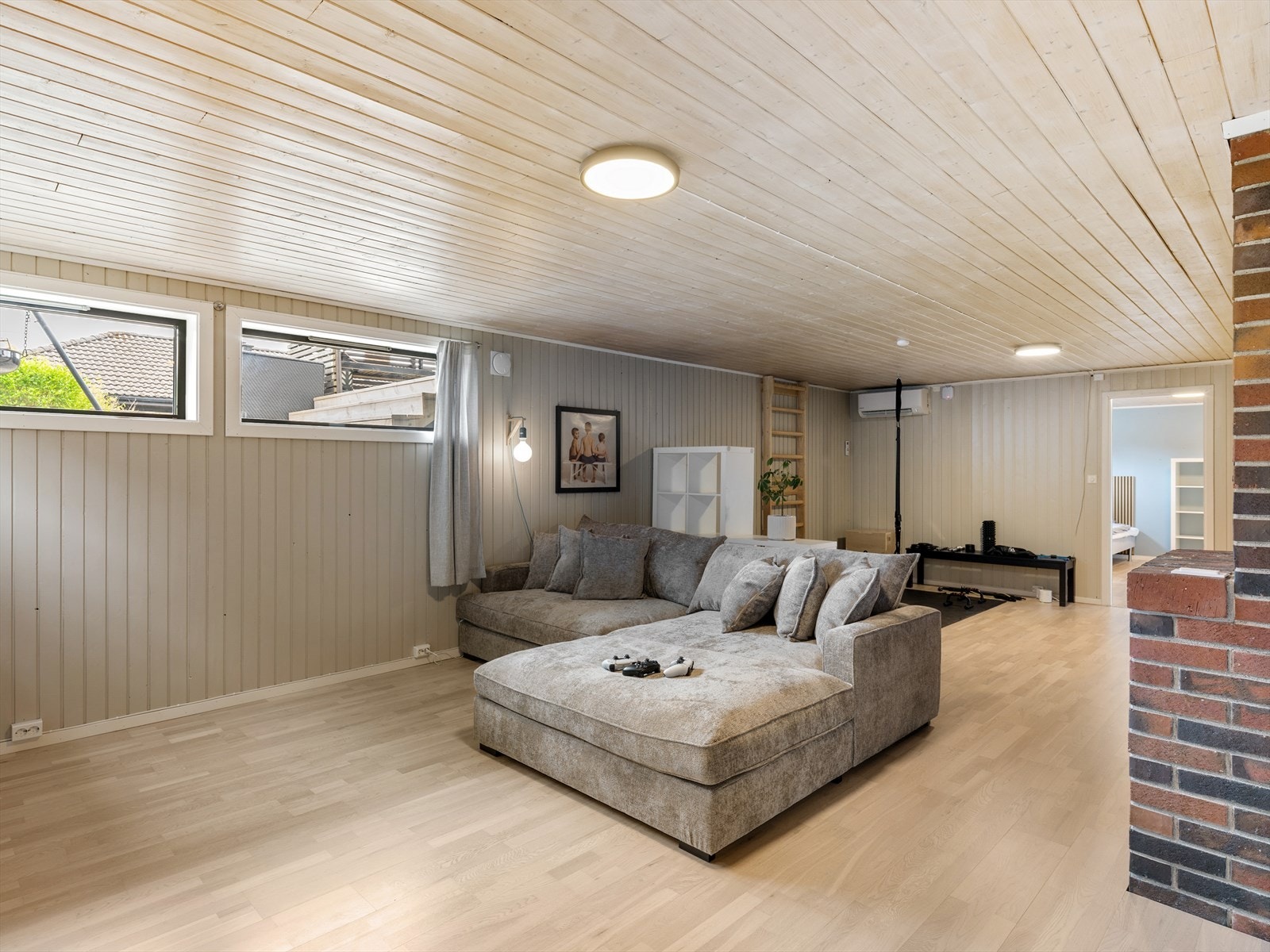 Romslig kjellerstue som gir ekstra plass for familien. Galleribilde
