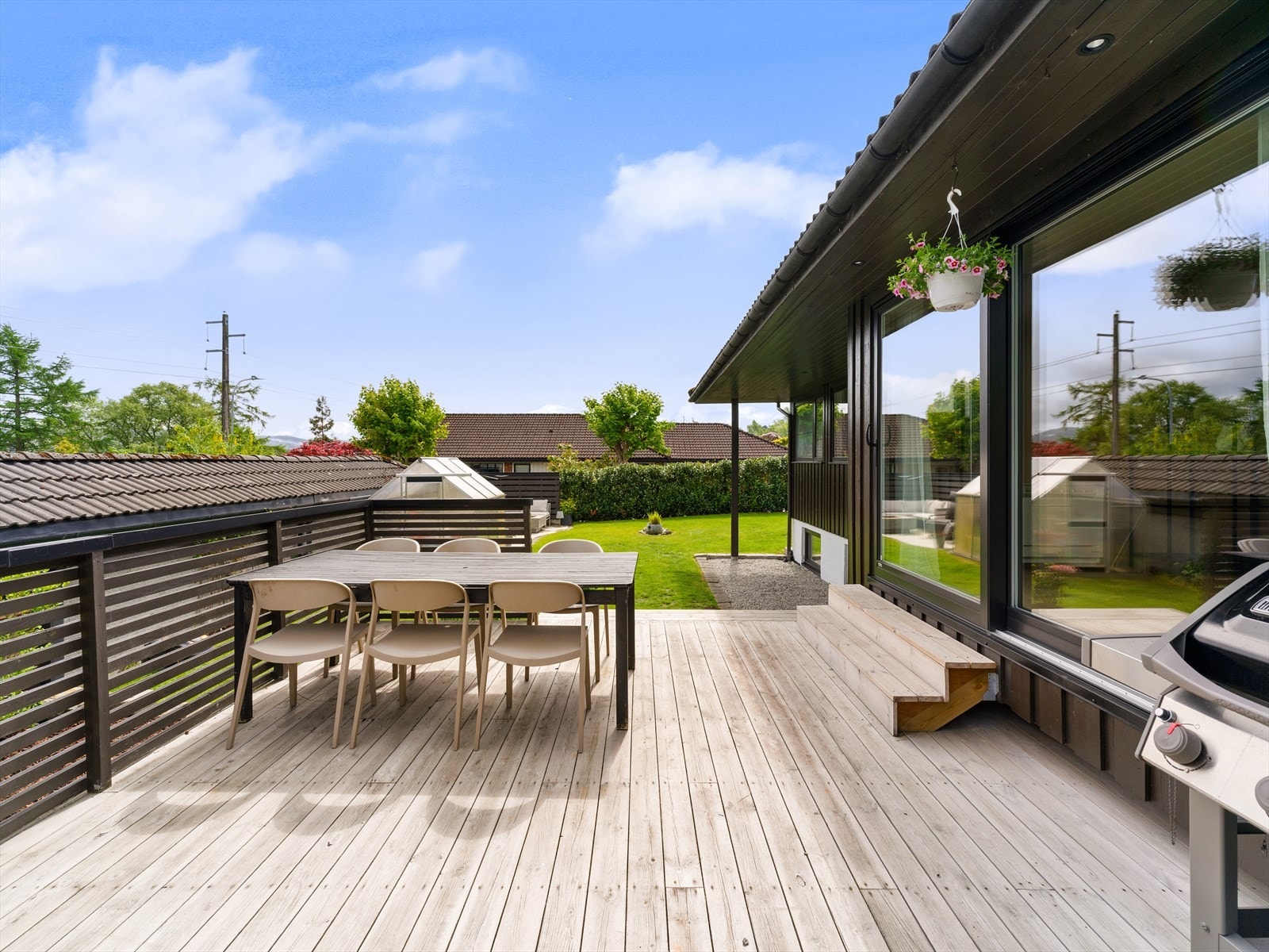Romslig terrasse på 22 m² i impregnert trevirke, med direkte utgang fra stuen via skyvedør. Galleribilde