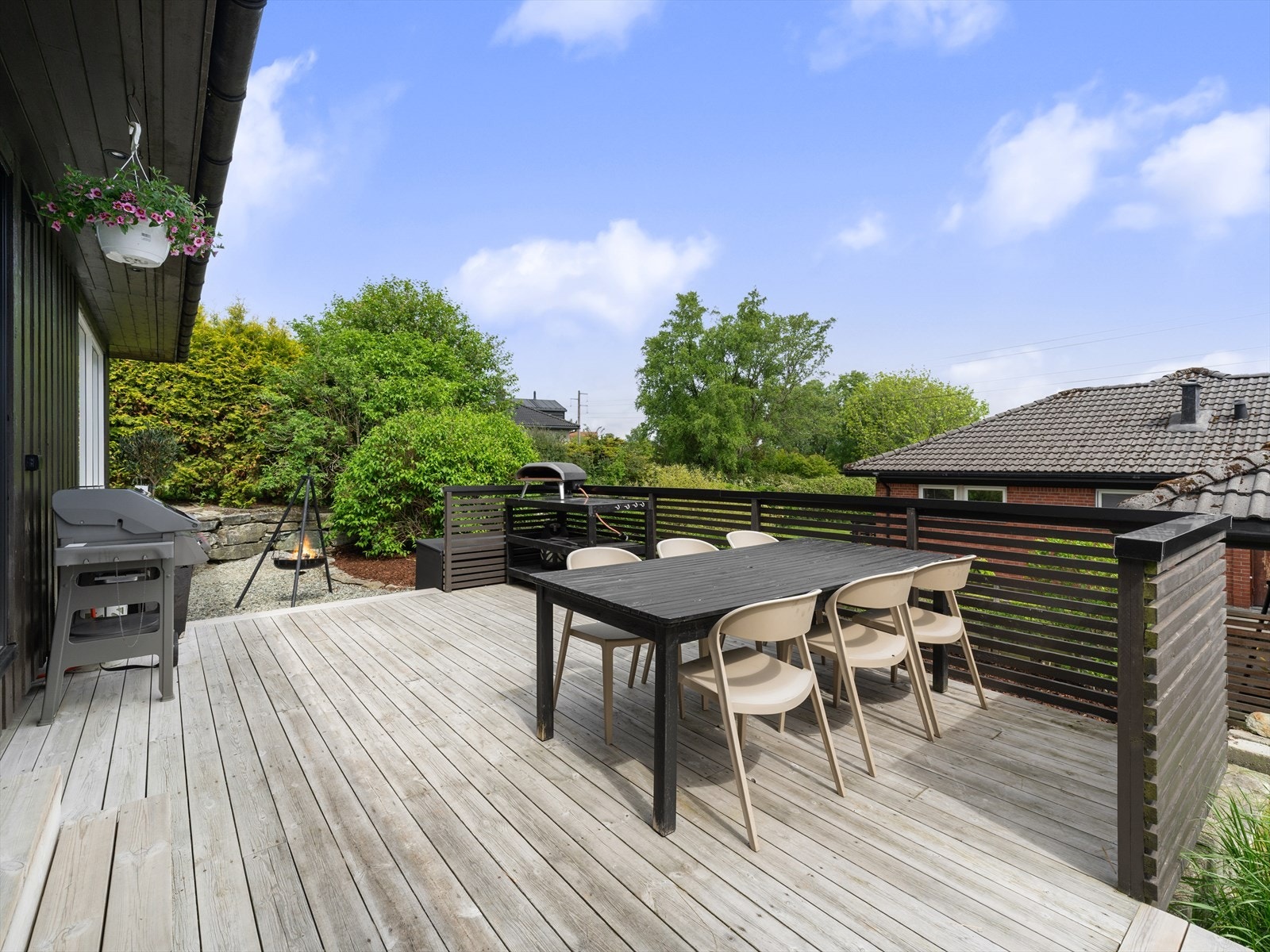 Terrassen har god plass til både en stor spisegruppe og grill. Galleribilde