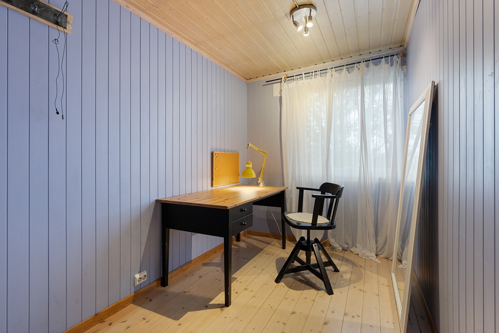 soverom 2 i hovedetasjen - benyttet som kontor Galleribilde